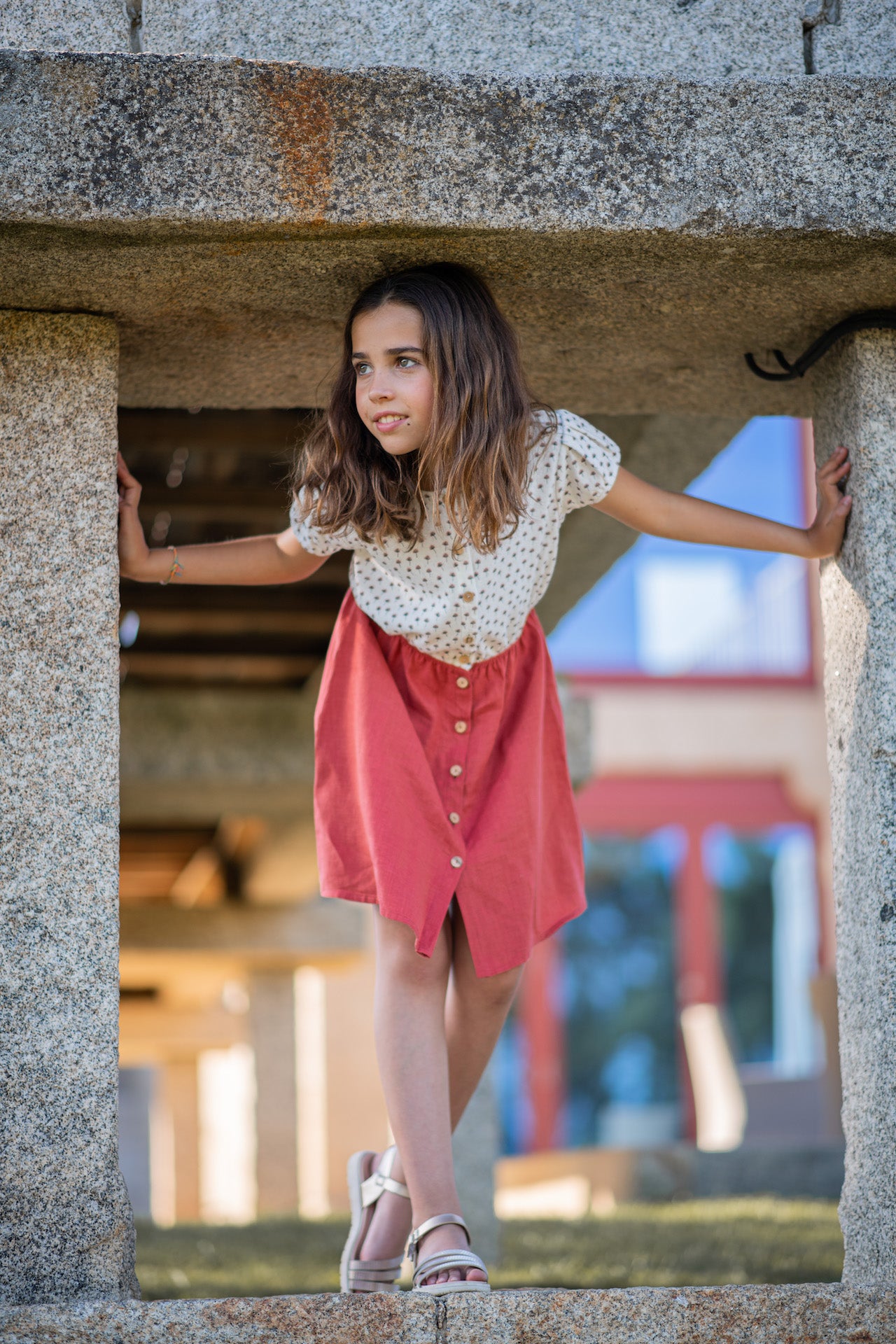 Dress Artemisia in terracotta featuring balloon sleeves, elasticised waist, and olive wood button closure with floral print.
