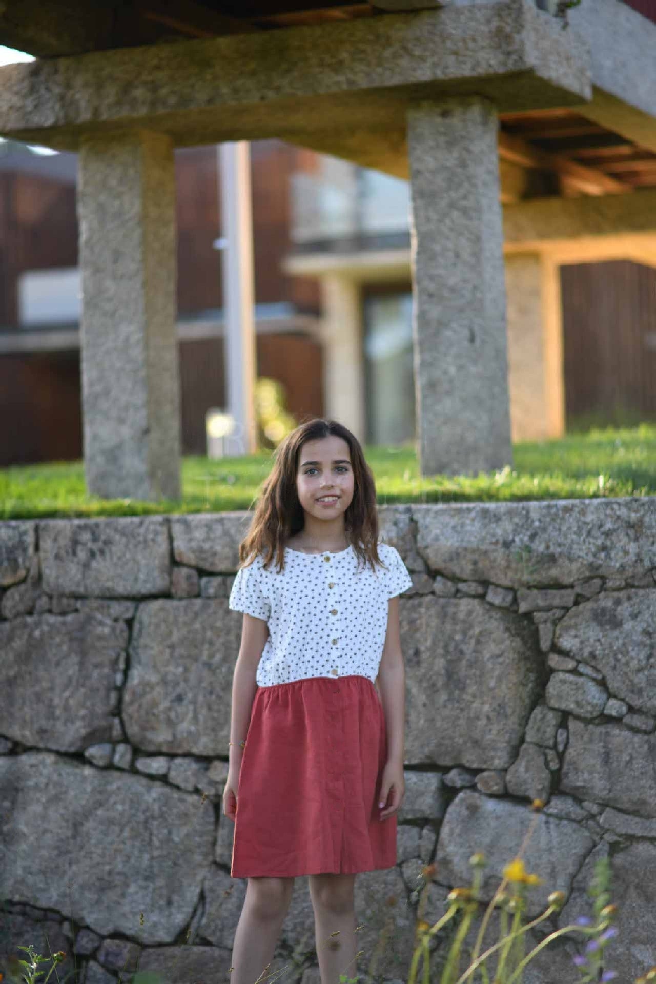 Dress Artemisia in terracotta featuring balloon sleeves, elasticised waist, and olive wood button closure with floral print.