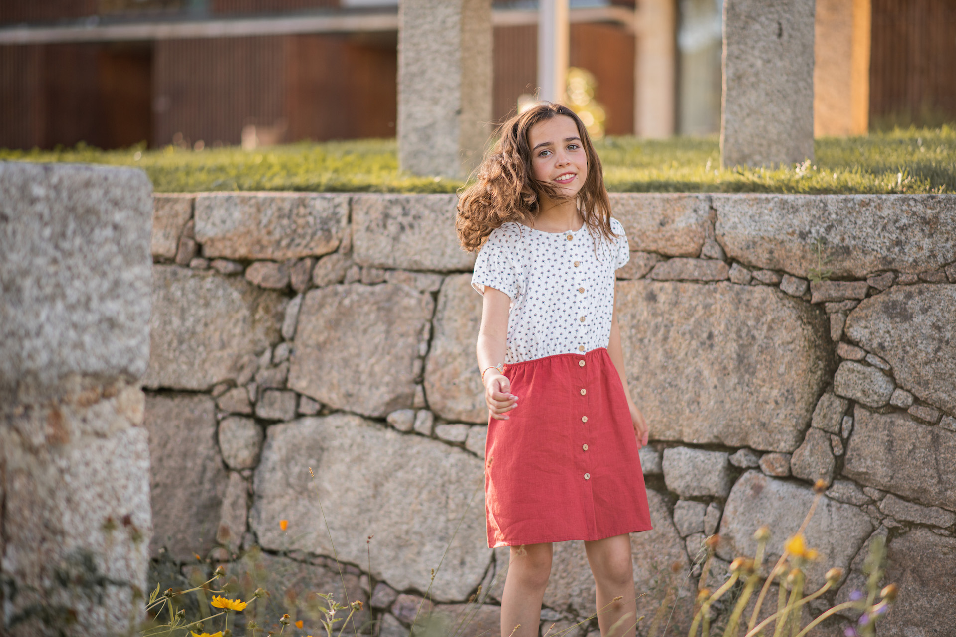 Dress Artemisia in terracotta featuring balloon sleeves, elasticised waist, and olive wood button closure with floral print.