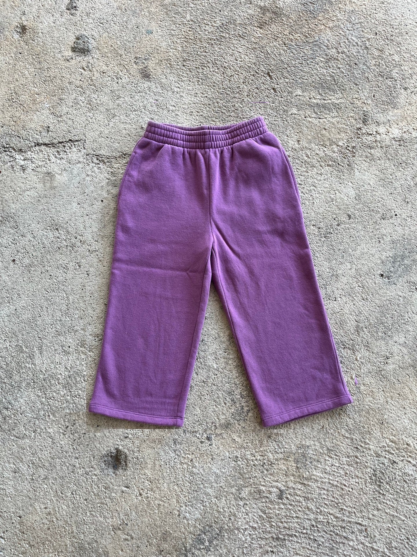 Warm and casual kids' pants in orchid color made from soft brushed cotton fleece with elasticised waist and side pockets.