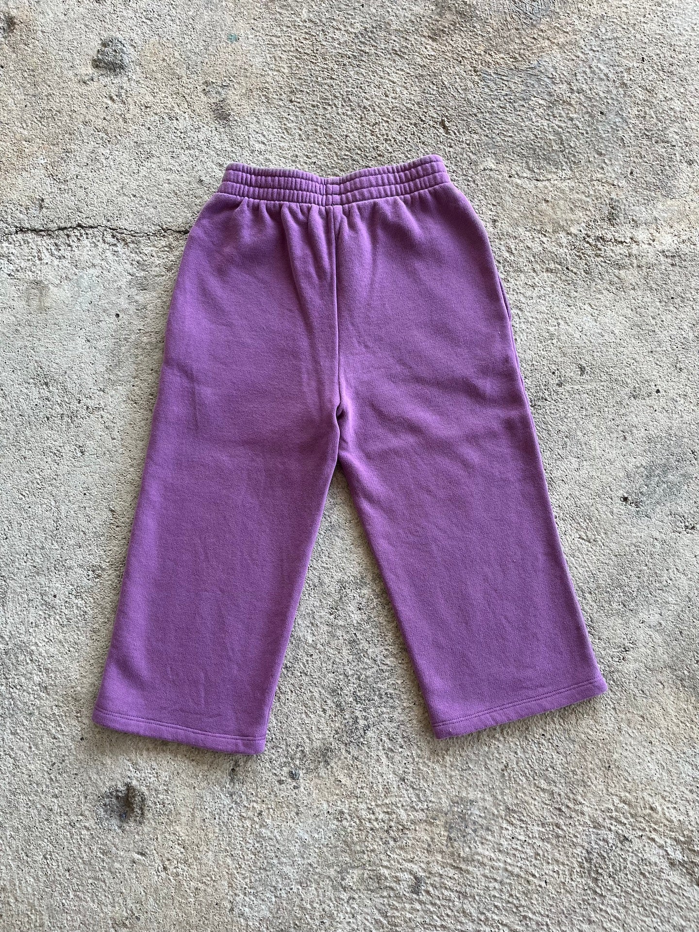 Warm and casual kids' pants in orchid color made from soft brushed cotton fleece with elasticised waist and side pockets.