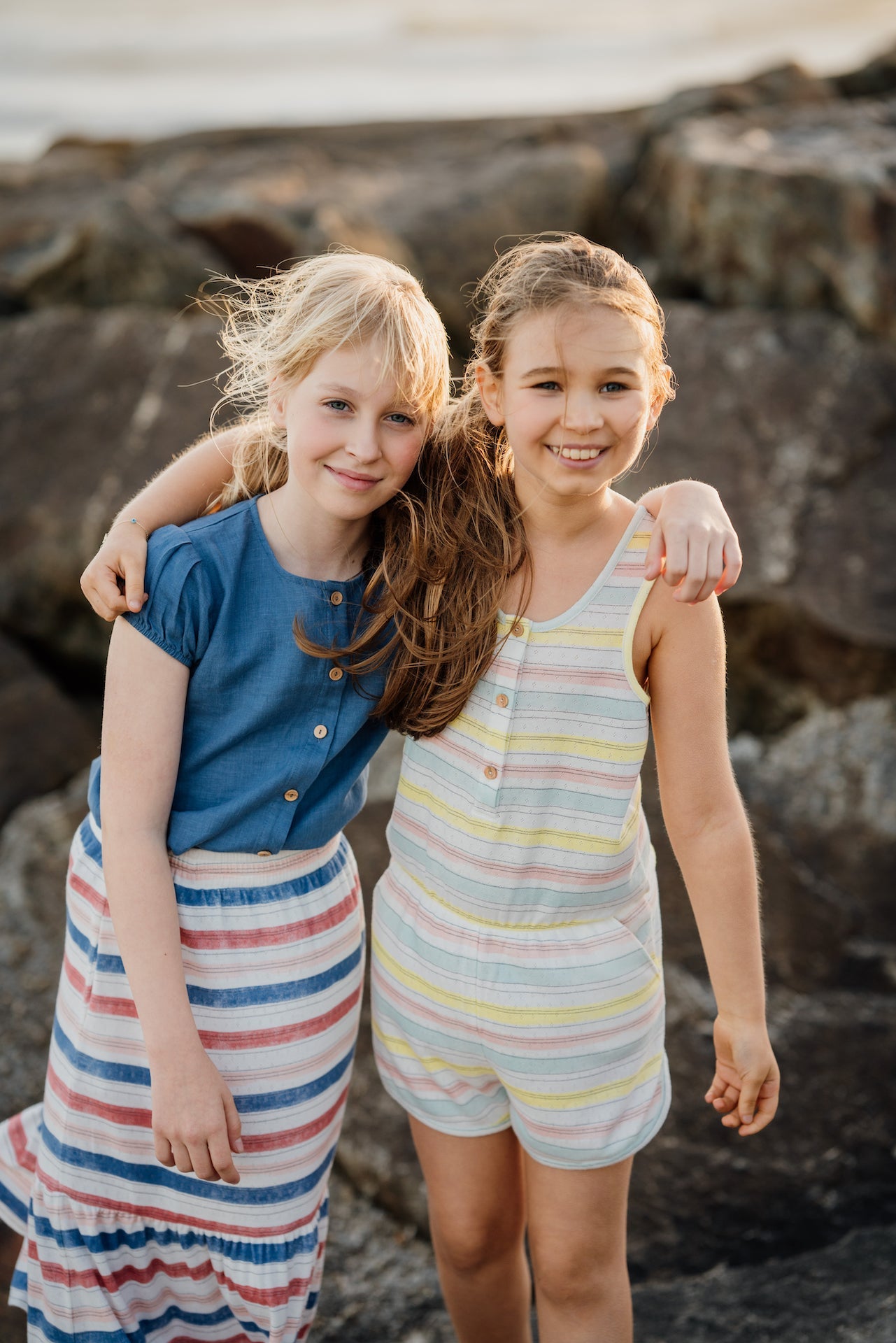 Shirt Balloon Sleeve Celeste featuring balloon sleeves, olive wood buttons, and a soft linen texture in Rose/Blue Celeste color.