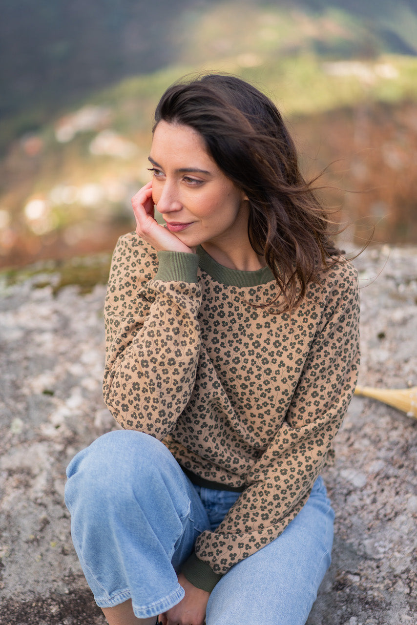 Women's Sweatshirt Alaska featuring a camel floral print, made from organic cotton fleece with ribbed cuffs and neck.