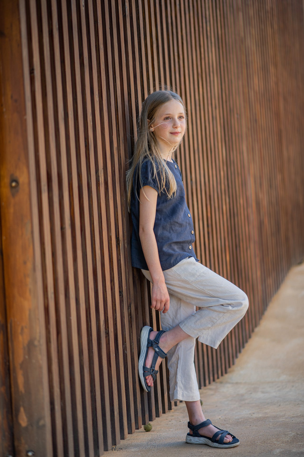 Top Gerbera Blue featuring balloon sleeves and olive wood buttons, made from soft breathable linen.