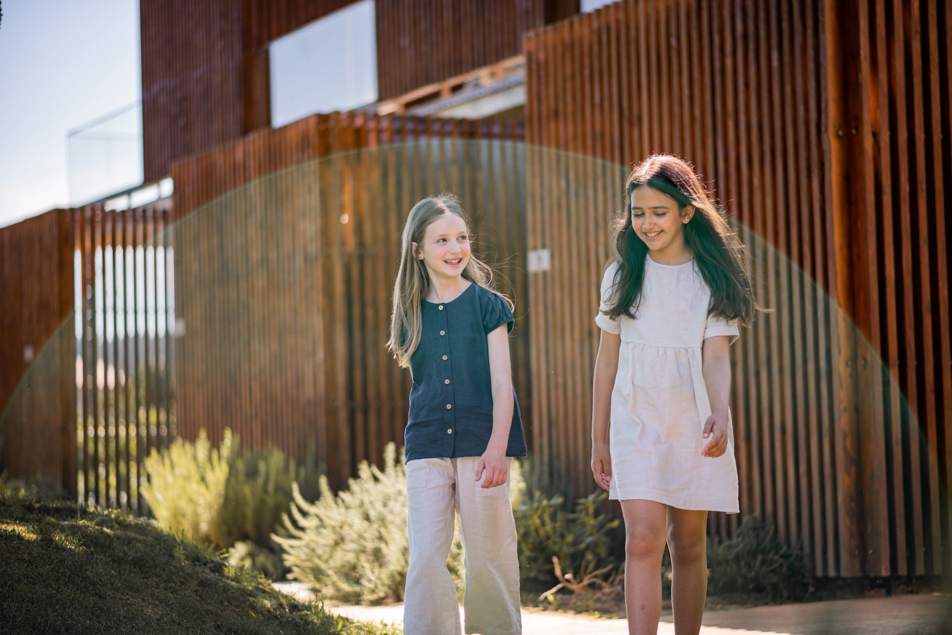 Top Gerbera Blue featuring balloon sleeves and olive wood buttons, made from soft breathable linen.