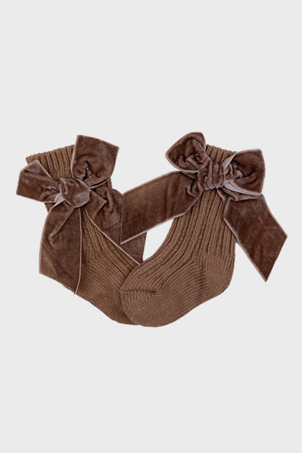 A pair of grey velvet bow socks with ribbed lines, perfect for babies, showcasing a cute and cozy design.
