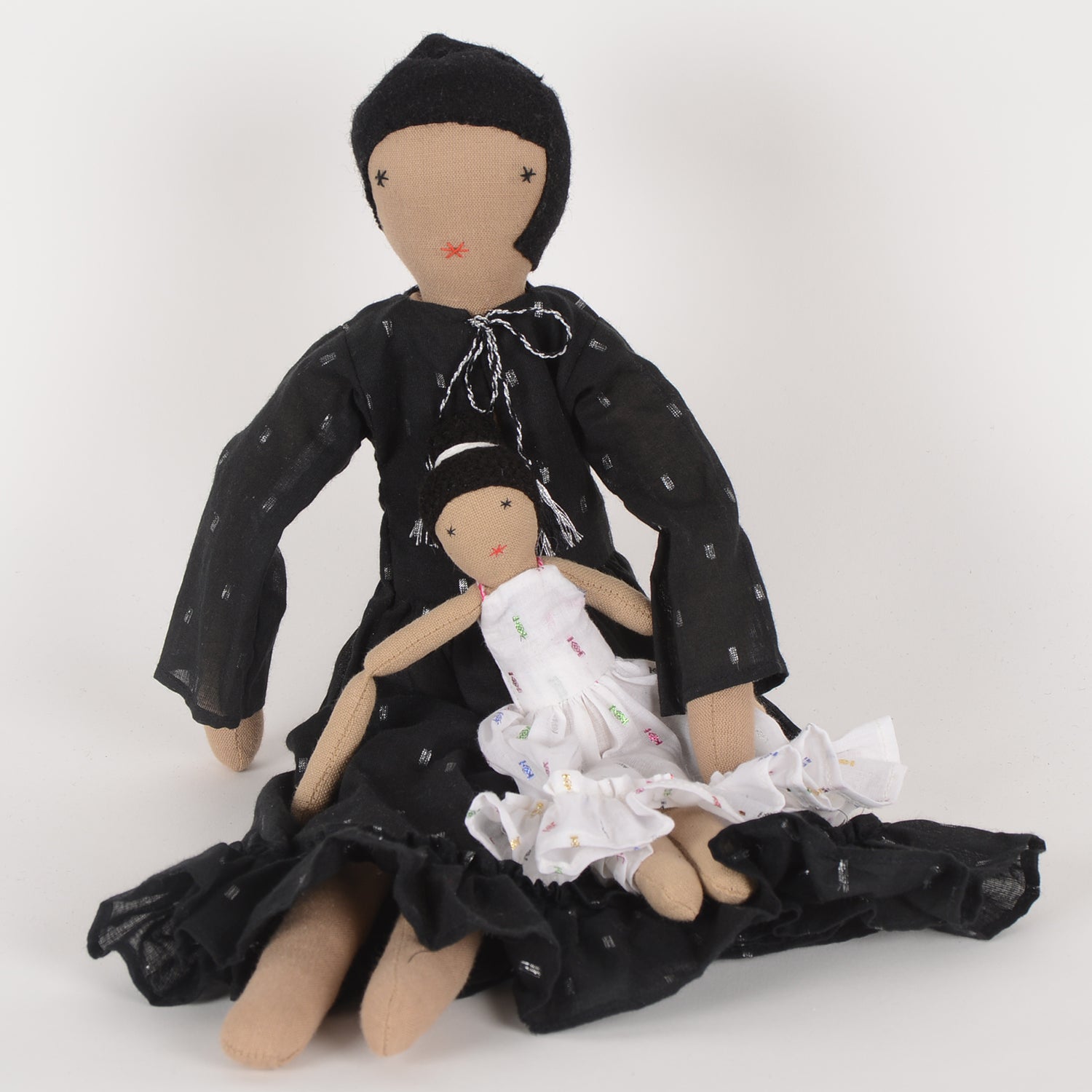 Calla Mom&Mini dolls showcasing elegance with intricate cotton dresses and charming hairstyles, perfect for celebrations.