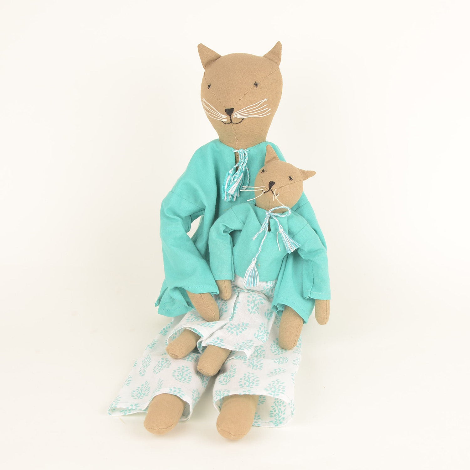 Handcrafted Caramel Mom and Mini Cat dolls, showcasing intricate details and soft textures, perfect for decoration or cuddling.