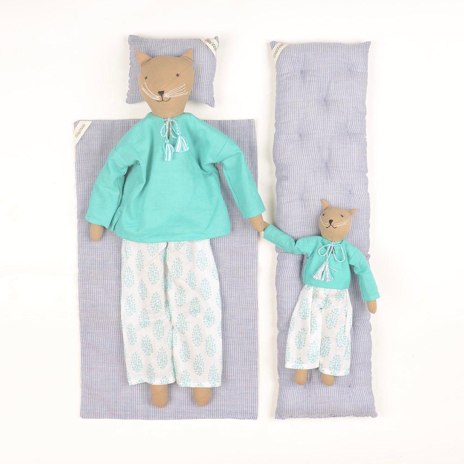 Handcrafted Caramel Mom and Mini Cat dolls, showcasing intricate details and soft textures, perfect for decoration or cuddling.