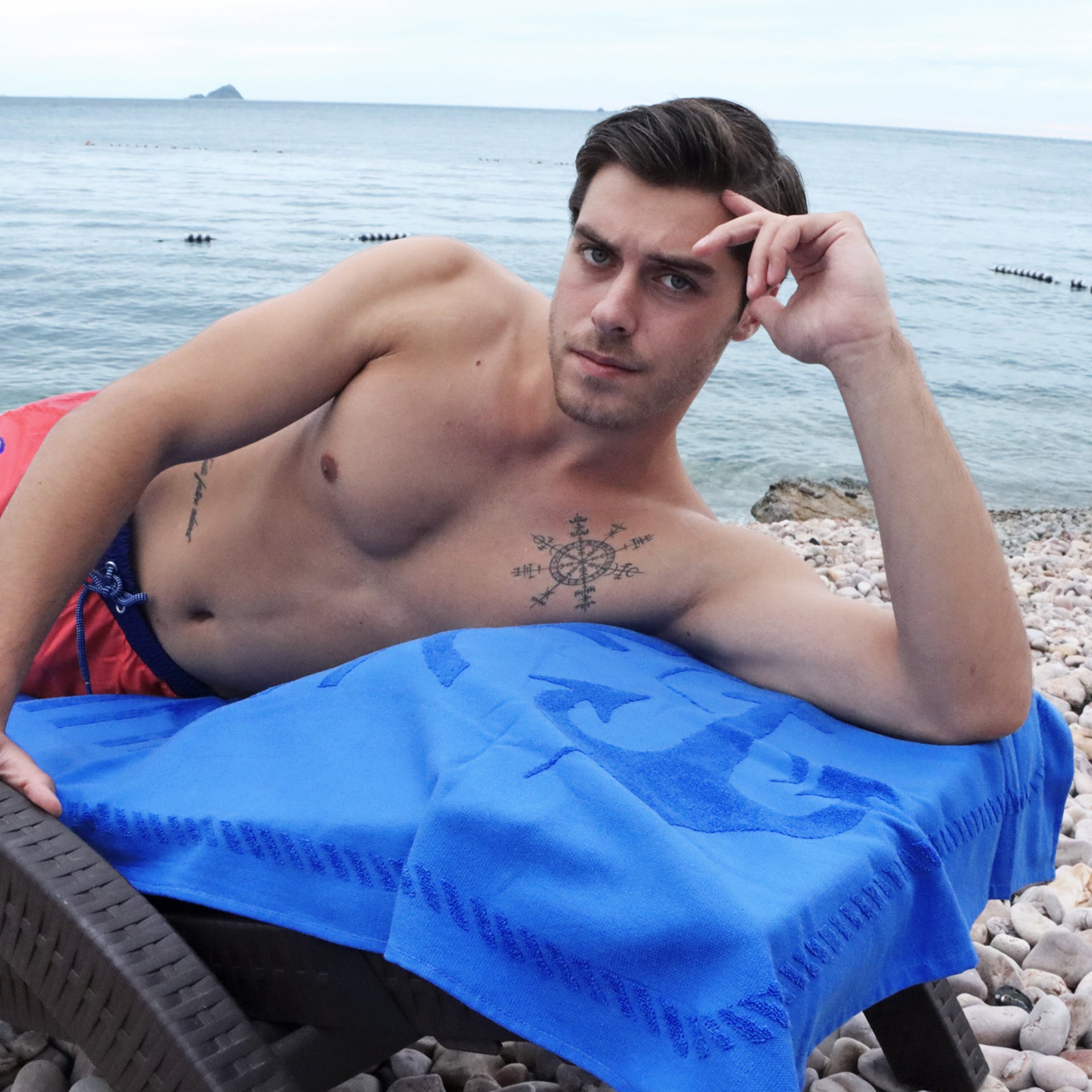 Anemoss Strandhandtuch in Mitternachtsblau, 70x140 cm, aus 100% türkischer Baumwolle, weich und saugfähig, ideal für Strand und Pool.