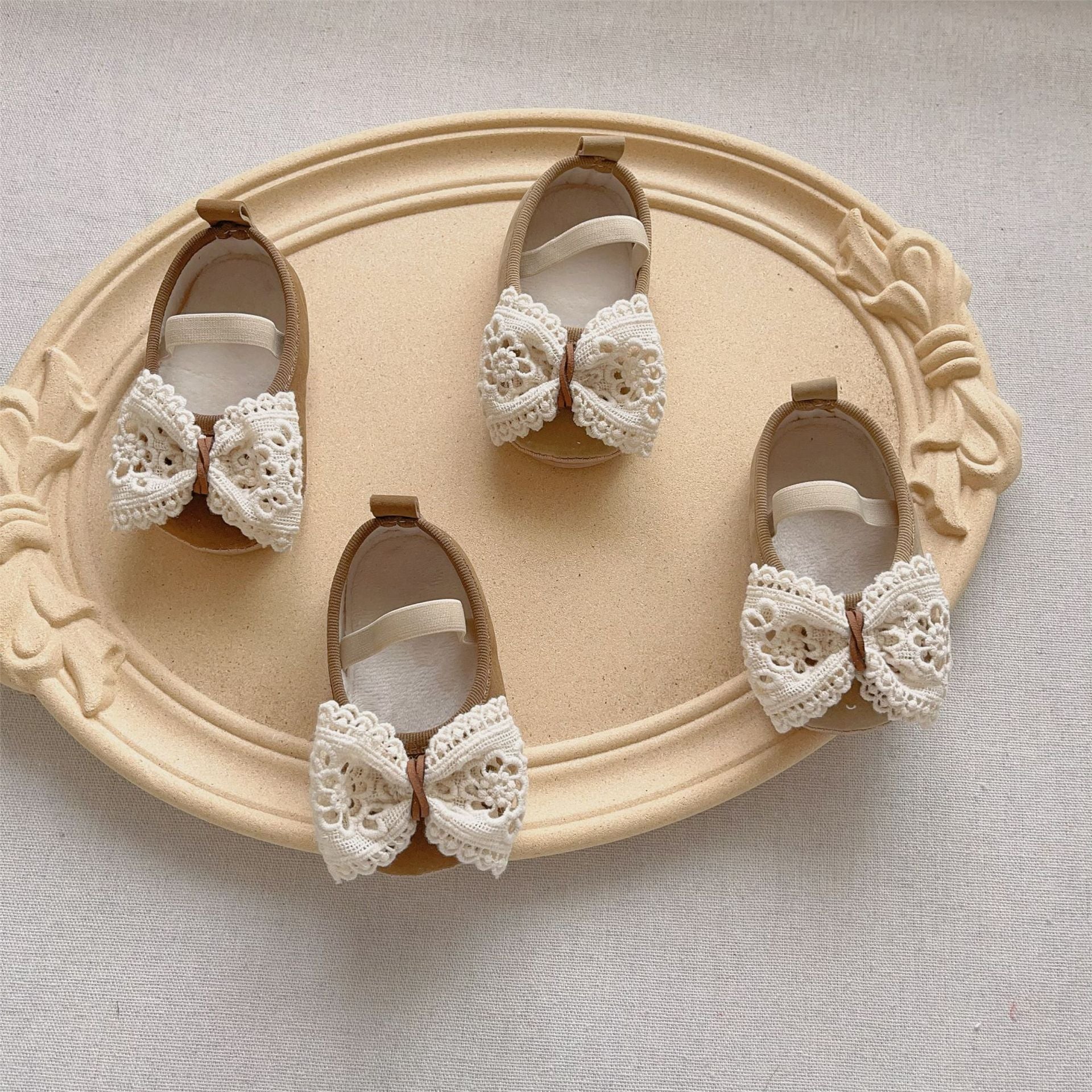 Autumn Baby Girl Princess Design shoes with hollow-out bow in beige and coffee colors, perfect for toddlers.