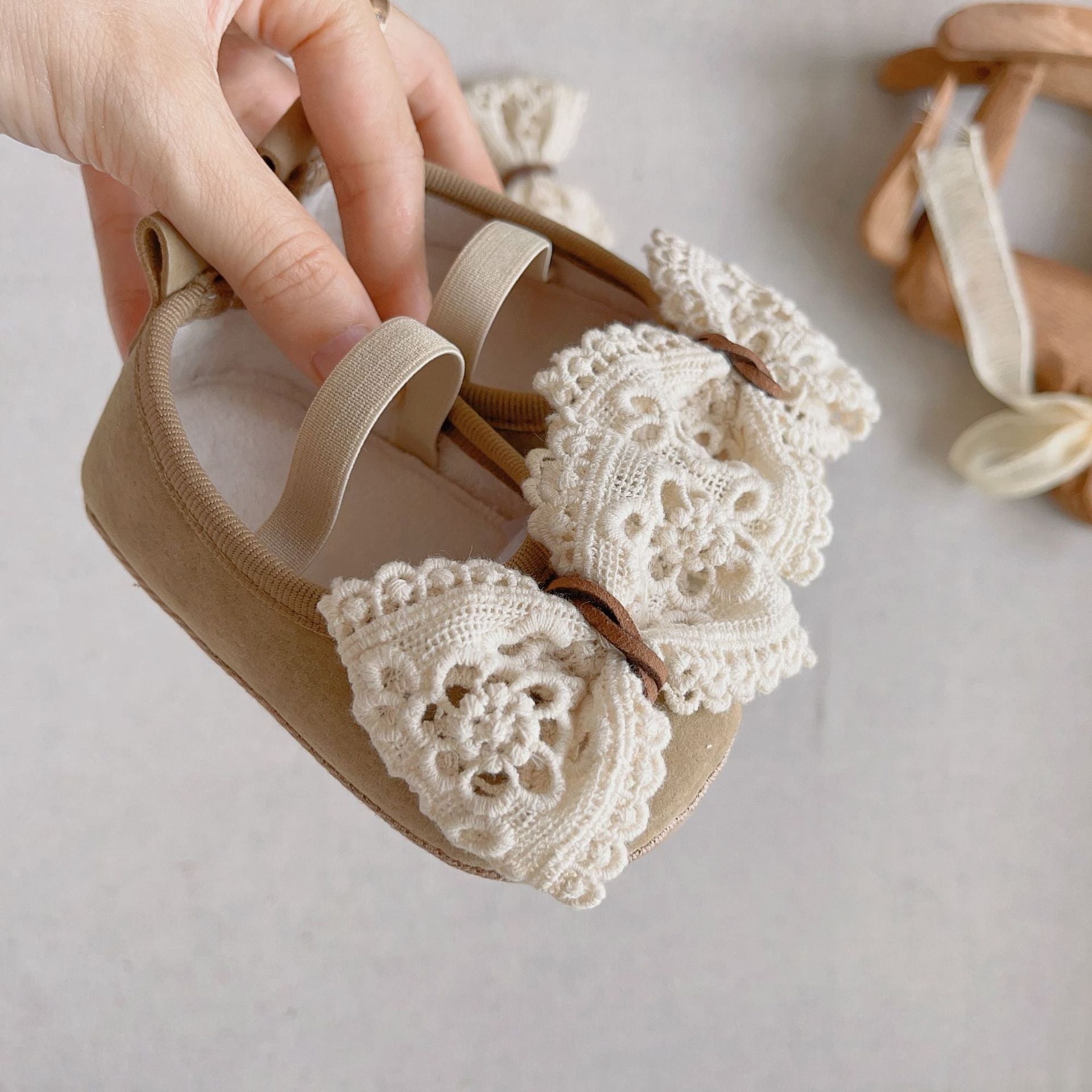 Autumn Baby Girl Princess Design shoes with hollow-out bow in beige and coffee colors, perfect for toddlers.