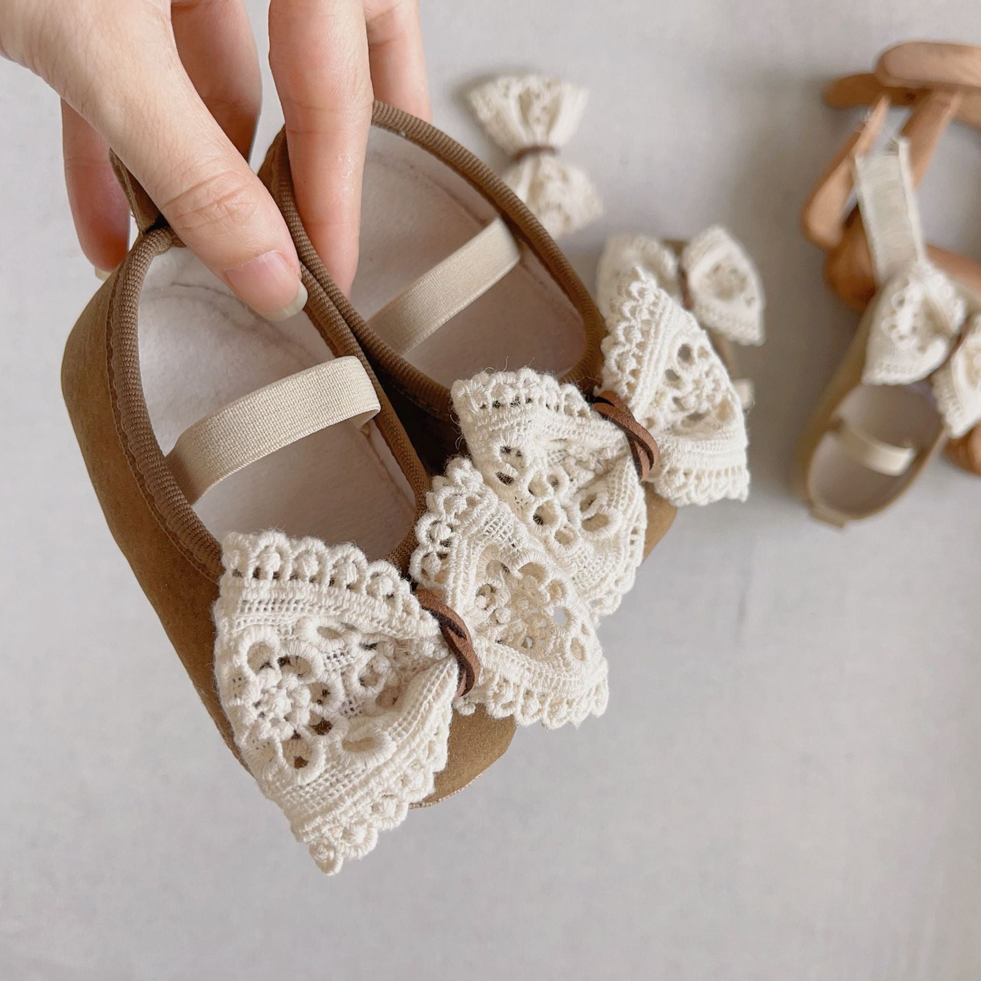 Autumn Baby Girl Princess Design shoes with hollow-out bow in beige and coffee colors, perfect for toddlers.