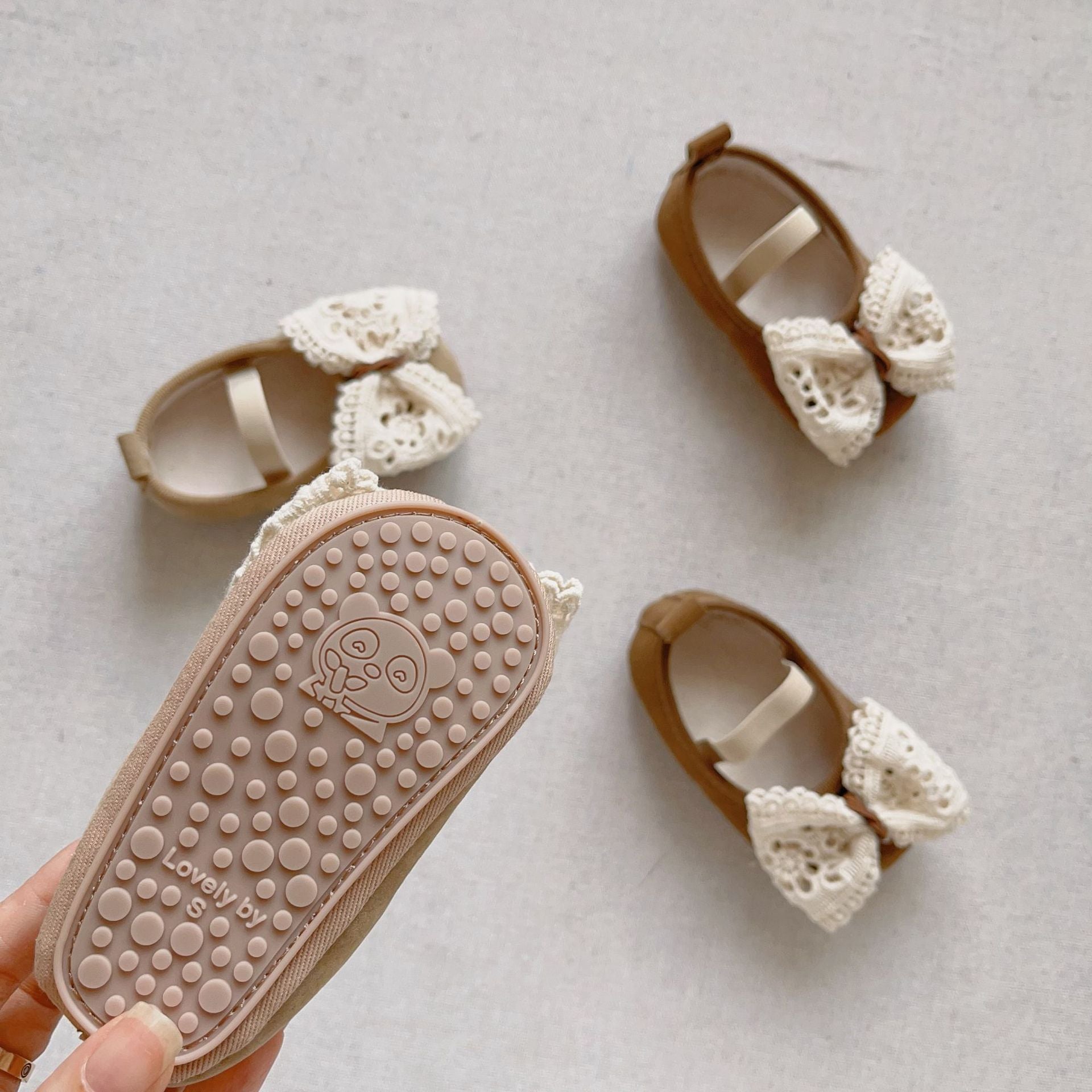 Autumn Baby Girl Princess Design shoes with hollow-out bow in beige and coffee colors, perfect for toddlers.