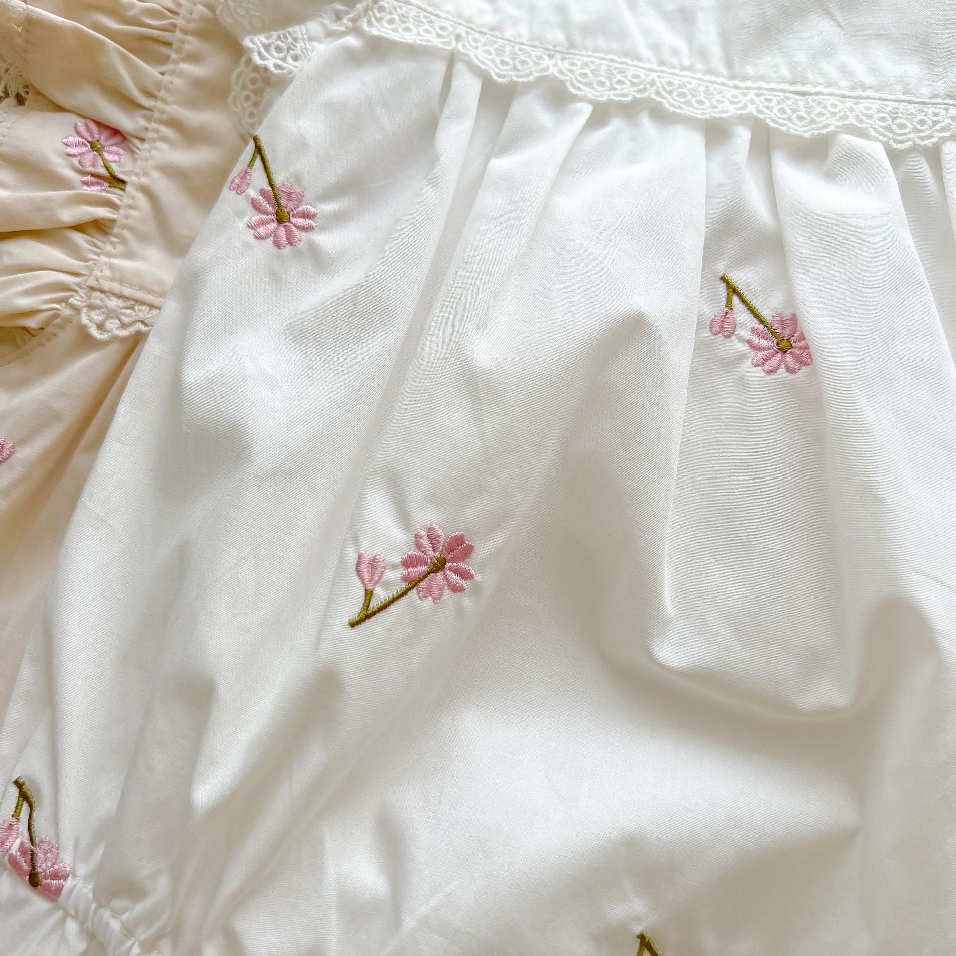 Baby girls floral print ruffle design square-collar summer cotton onesie in white and apricot colors, showcasing a stylish floral pattern.