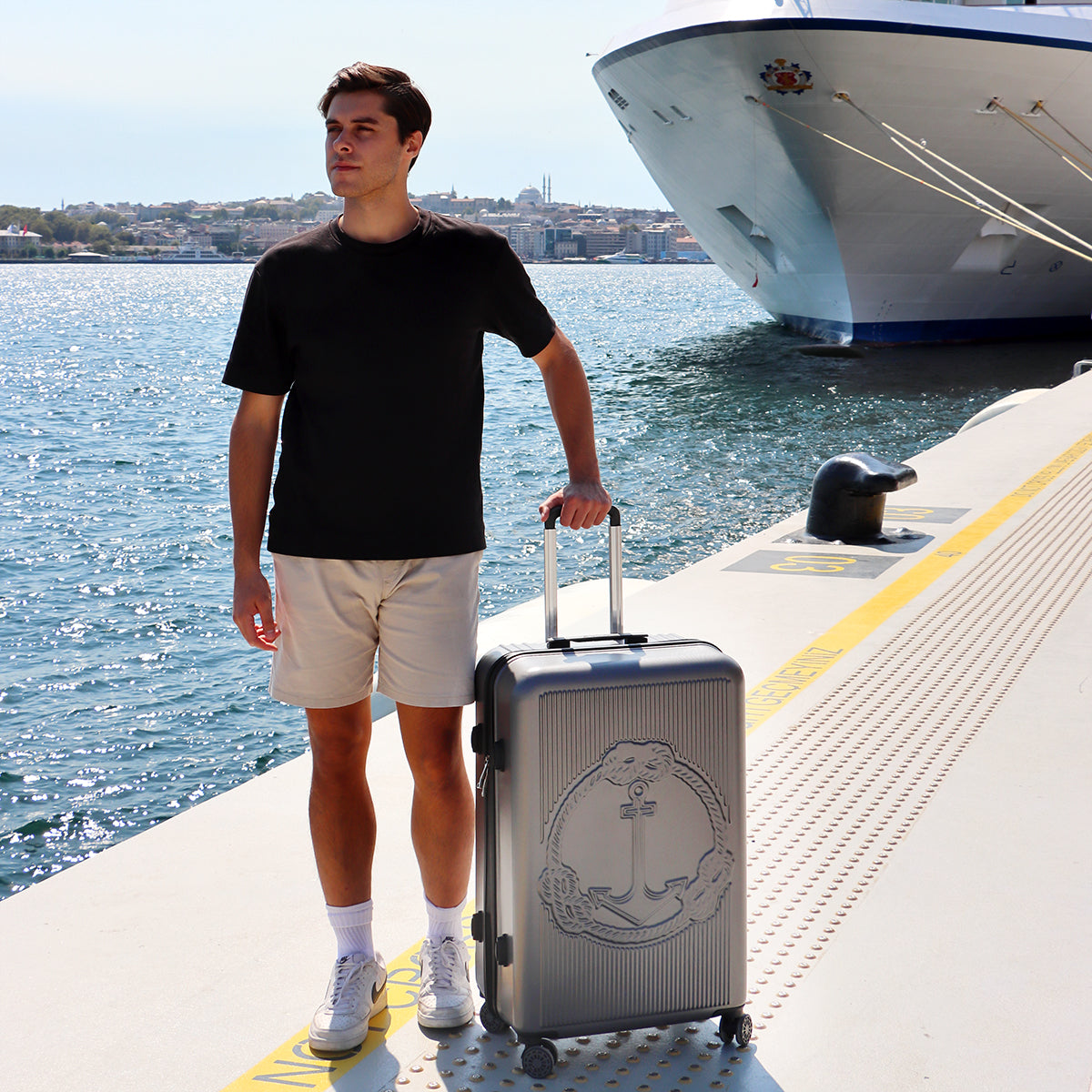 Biggdesign Cats Hartschalenkoffer in Grau mit einzigartigem Katzenmuster, ideal für Reisen.