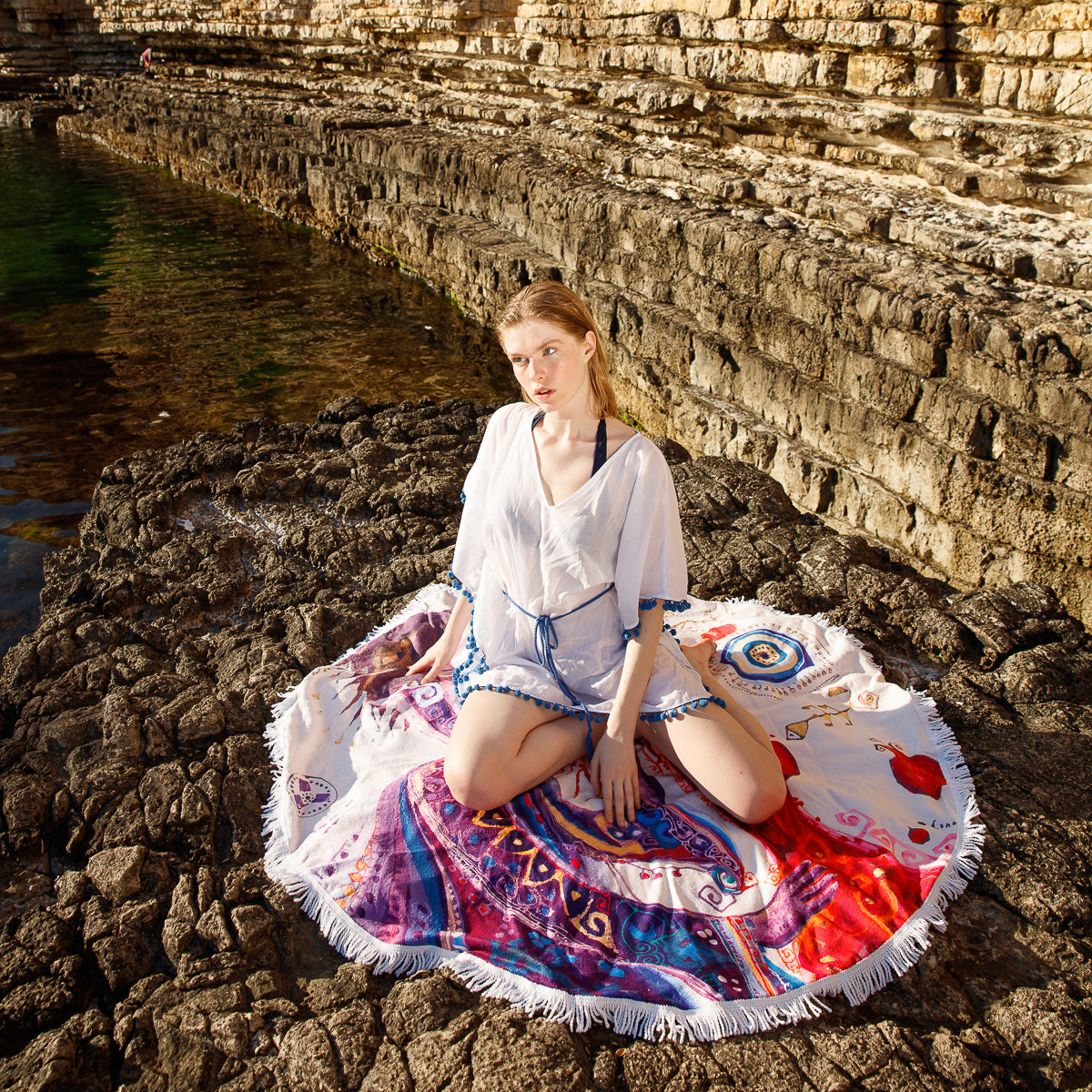 Biggdesign Love rundes Badetuch mit tropischem Muster, ideal für Strand und Freizeit, 150 cm Durchmesser.