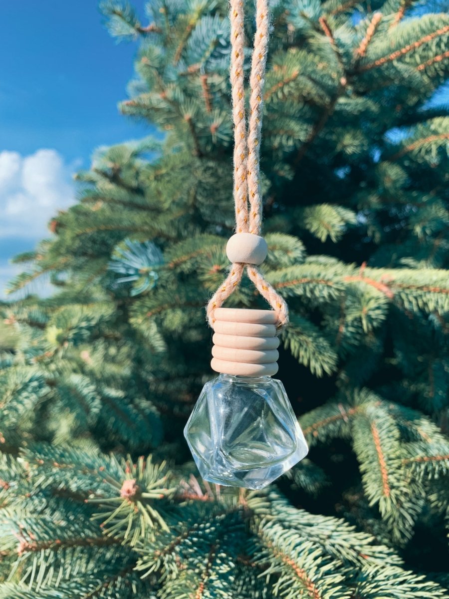 Boho Car Hanging Essential Oil Diffuser with wooden top and reeds, designed for stylish aroma diffusion in vehicles.