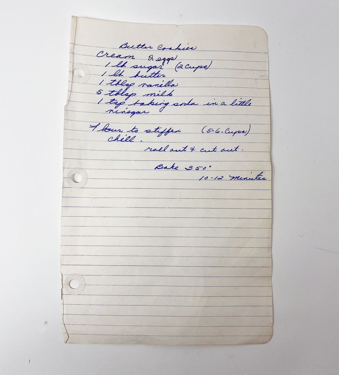 Custom Handwritten Cutting Board featuring a personalized handwritten recipe and decorative design, showcasing its unique craftsmanship.