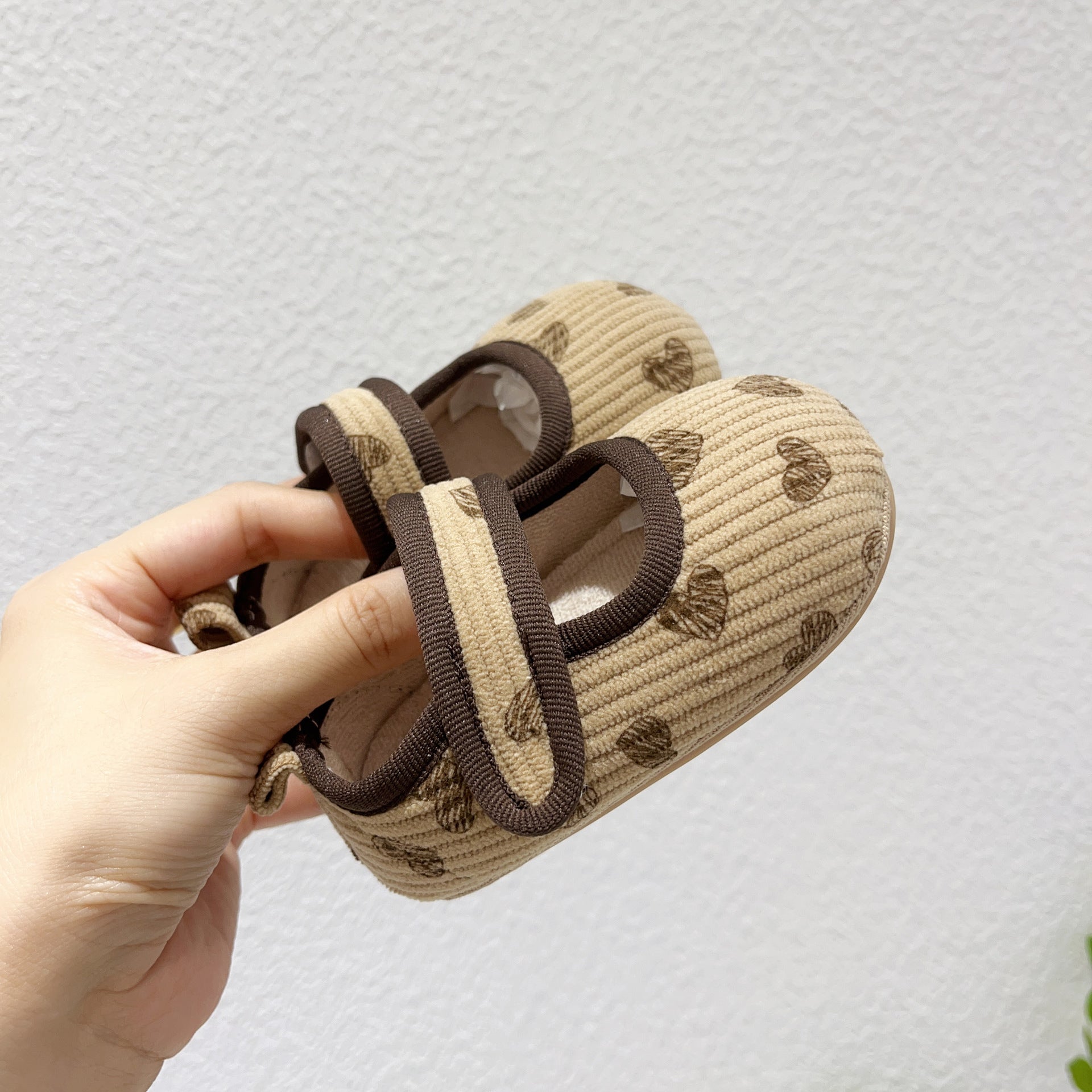 Ins Baby Girl Anti-Slip Shoes in beige and coffee colors with heart pattern, made from soft cotton cloth, perfect for autumn.