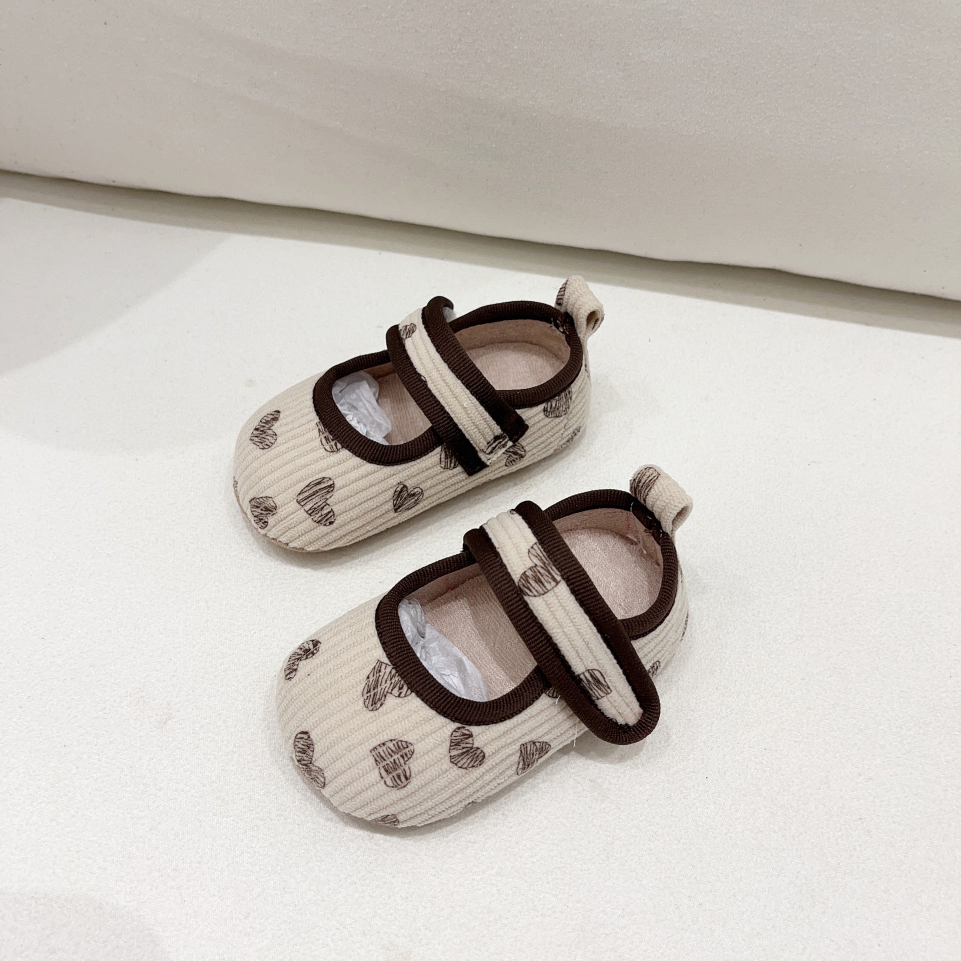 Ins Baby Girl Anti-Slip Shoes in beige and coffee colors with heart pattern, made from soft cotton cloth, perfect for autumn.