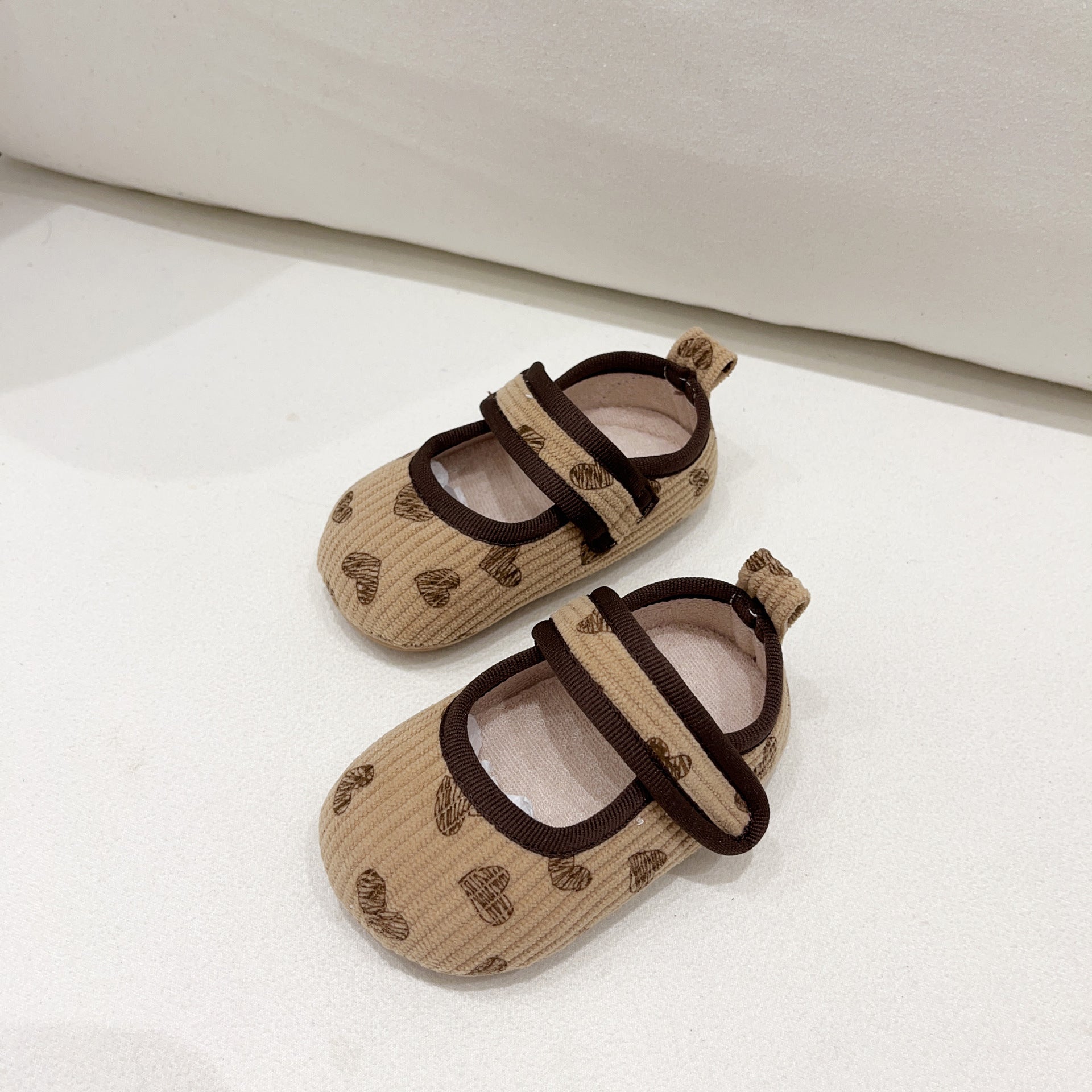 Ins Baby Girl Anti-Slip Shoes in beige and coffee colors with heart pattern, made from soft cotton cloth, perfect for autumn.