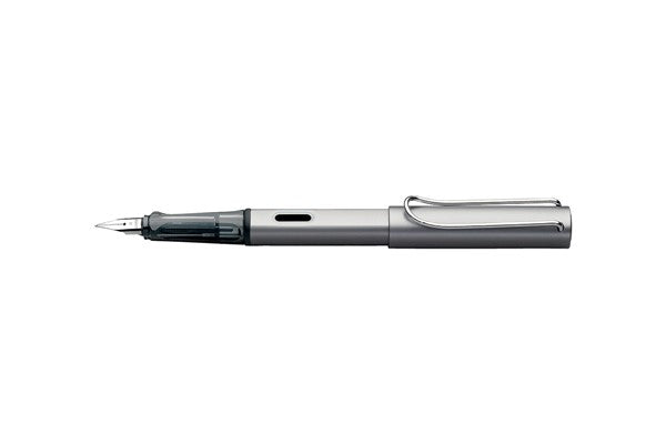 Lamy Al-Star Füllfederhalter aus Aluminium in Graphit mit M-Spitze und ergonomischem Griff, inklusive blauer Tintenpatrone.
