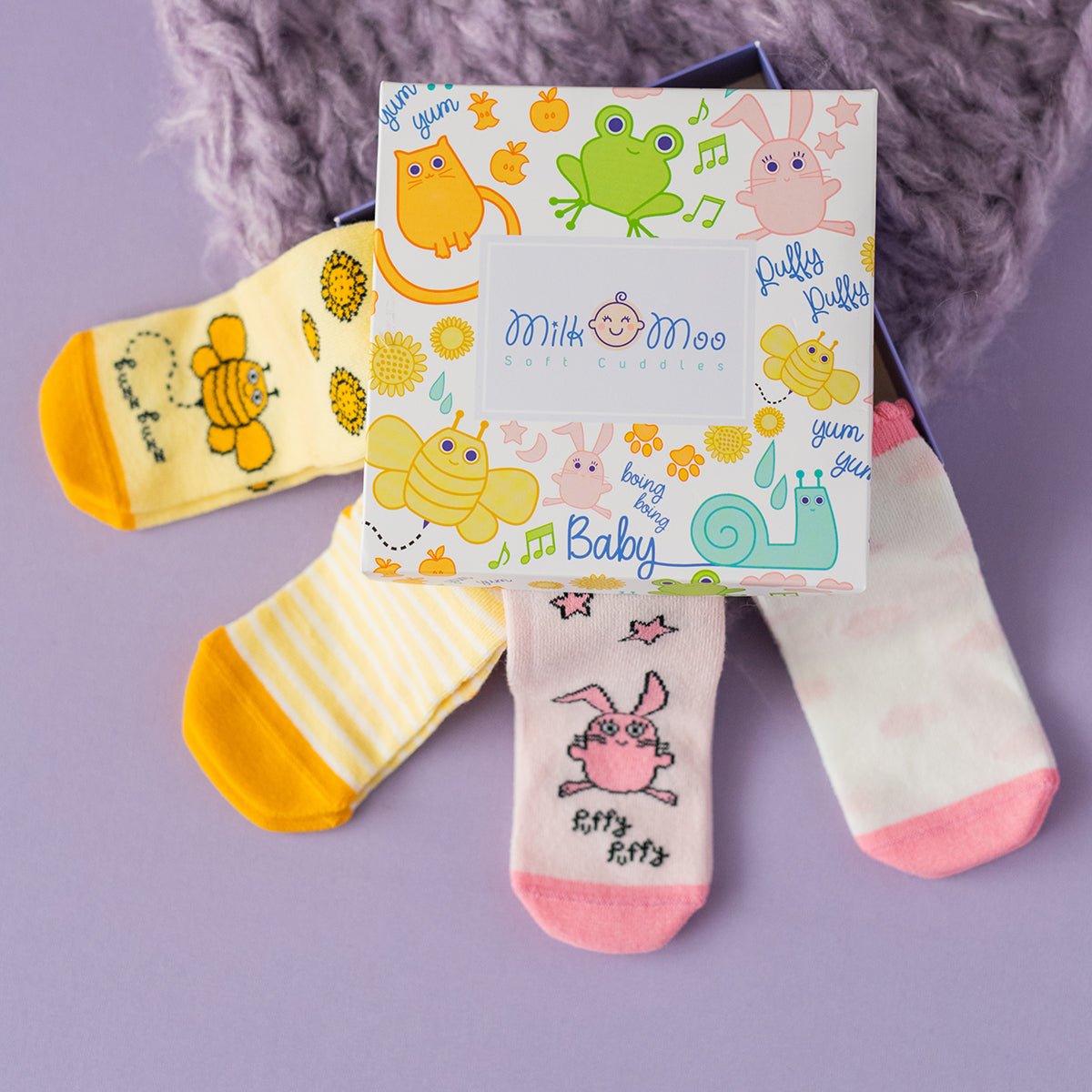 Milk&Moo Buzzy Bee und Chancin Babysocken Set für Kleinkinder, 4-teilig, mit rutschfesten Sohlen, in bunten Designs.
