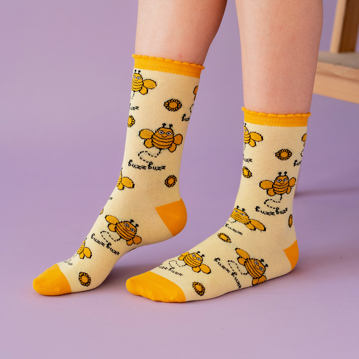 Milk&Moo Buzzy Bee und Chancin Socken für Mütter, 4 Paar in bunten Designs, rutschfest und aus natürlicher Baumwolle.