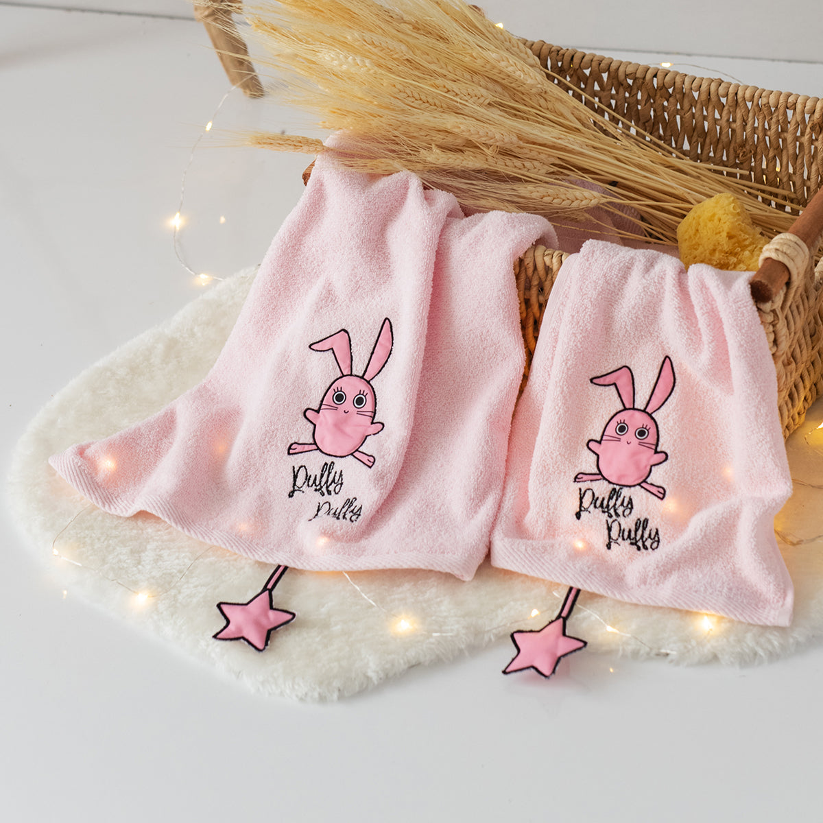 Milk&Moo Chancin Kinder Handtuch Set in leuchtendem Rosa mit niedlicher Chancin Rabbit Stickerei, ideal für Babys.