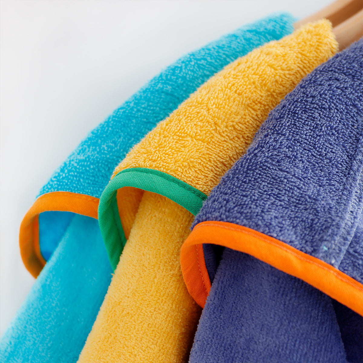 Milk&Moo Cool Koala Kinderbademantel in Türkis, aus 100% Baumwolle, mit Kapuze und großen Taschen, ideal für Kinder von 5-6 Jahren.