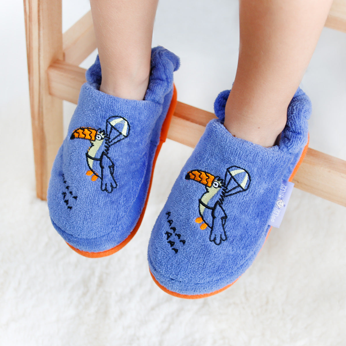 Milk&Moo Flying Toucan Kinderhausschuhe aus 100% Baumwolle mit rutschfester Sohle und niedlichem Design für Kinder.