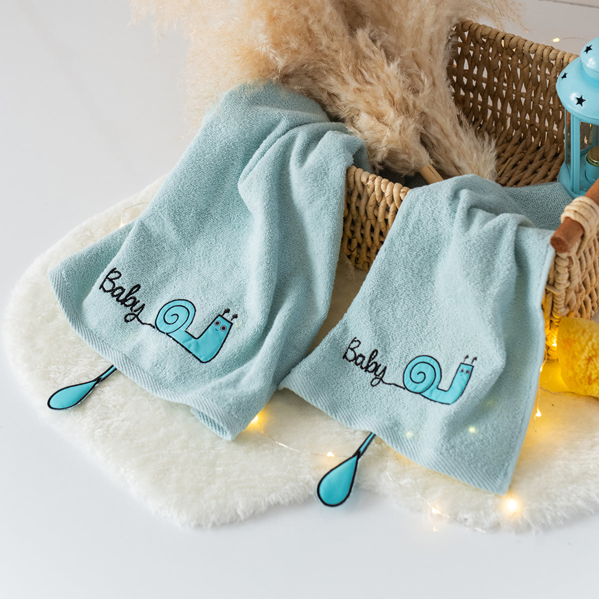 Milk&Moo Sangaloz Kinder Handtuch Set in leuchtendem Blau mit niedlichen Stickereien, ideal für Babys und Kleinkinder.