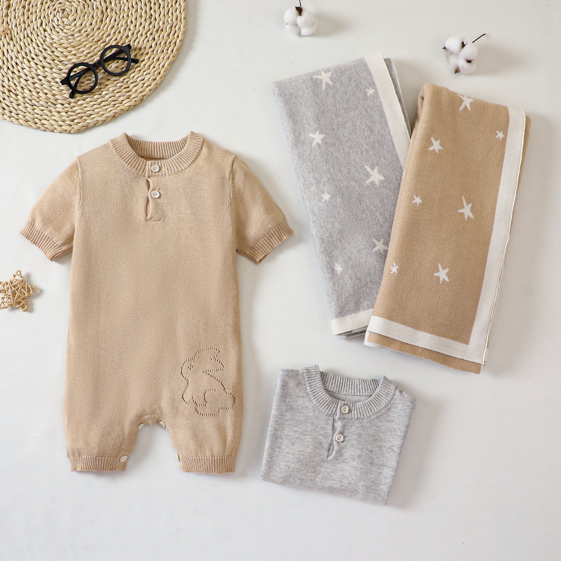 Newborn Baby Soft Blanket and Breathable Jumpsuit Gift Set in grey and khaki, featuring plush blanket and lightweight jumpsuit with animal pattern.
