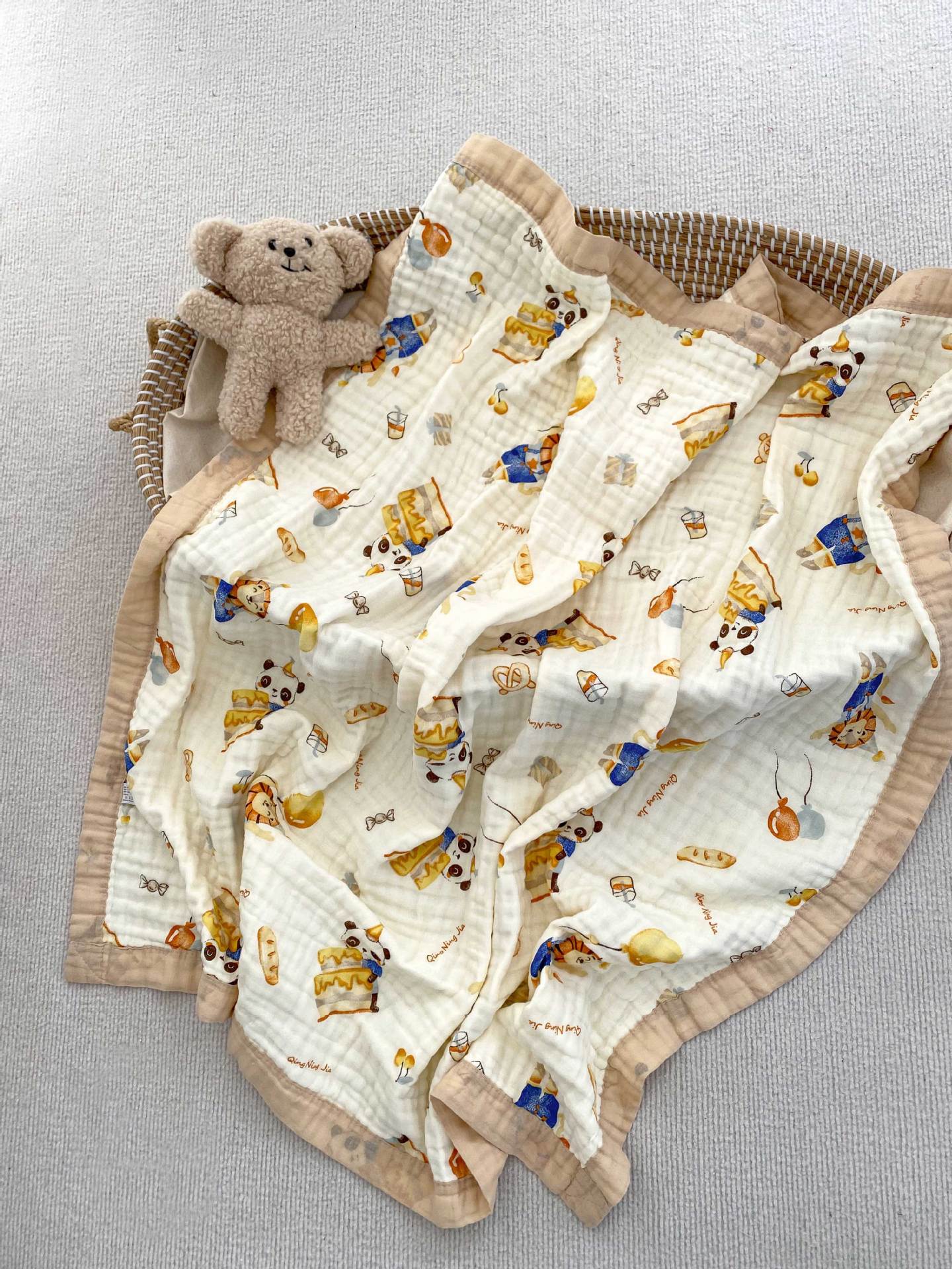 Soft and absorbent cartoon printed clothing for newborns and children in vibrant colors and fun patterns.