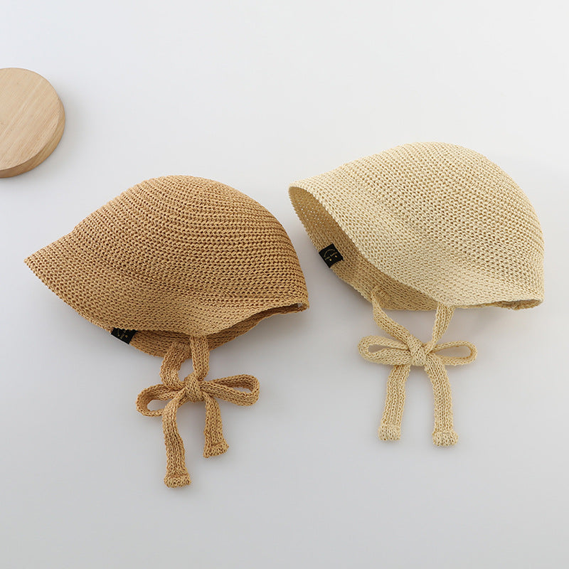 A stylish summer straw hat for girls in khaki and beige, perfect for sun protection and fashionable outings.