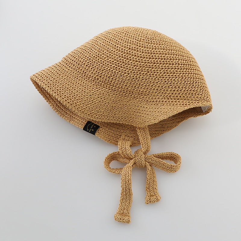 A stylish summer straw hat for girls in khaki and beige, perfect for sun protection and fashionable outings.