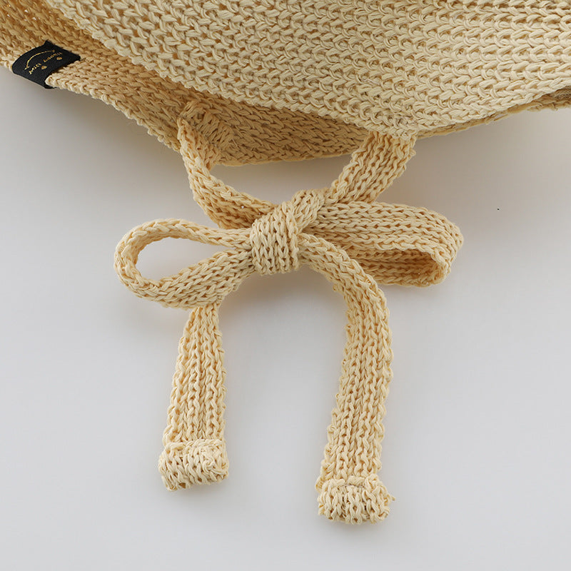 A stylish summer straw hat for girls in khaki and beige, perfect for sun protection and fashionable outings.