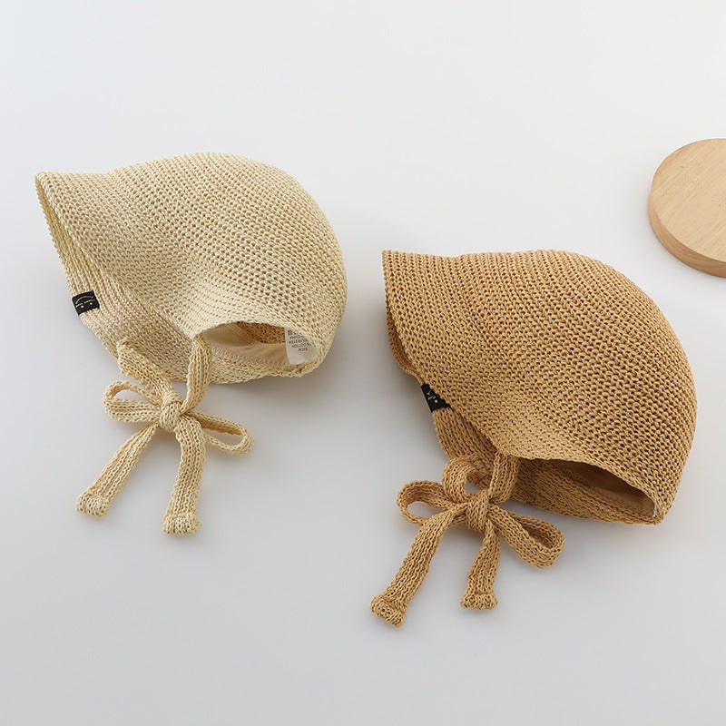 A stylish summer straw hat for girls in khaki and beige, perfect for sun protection and fashionable outings.