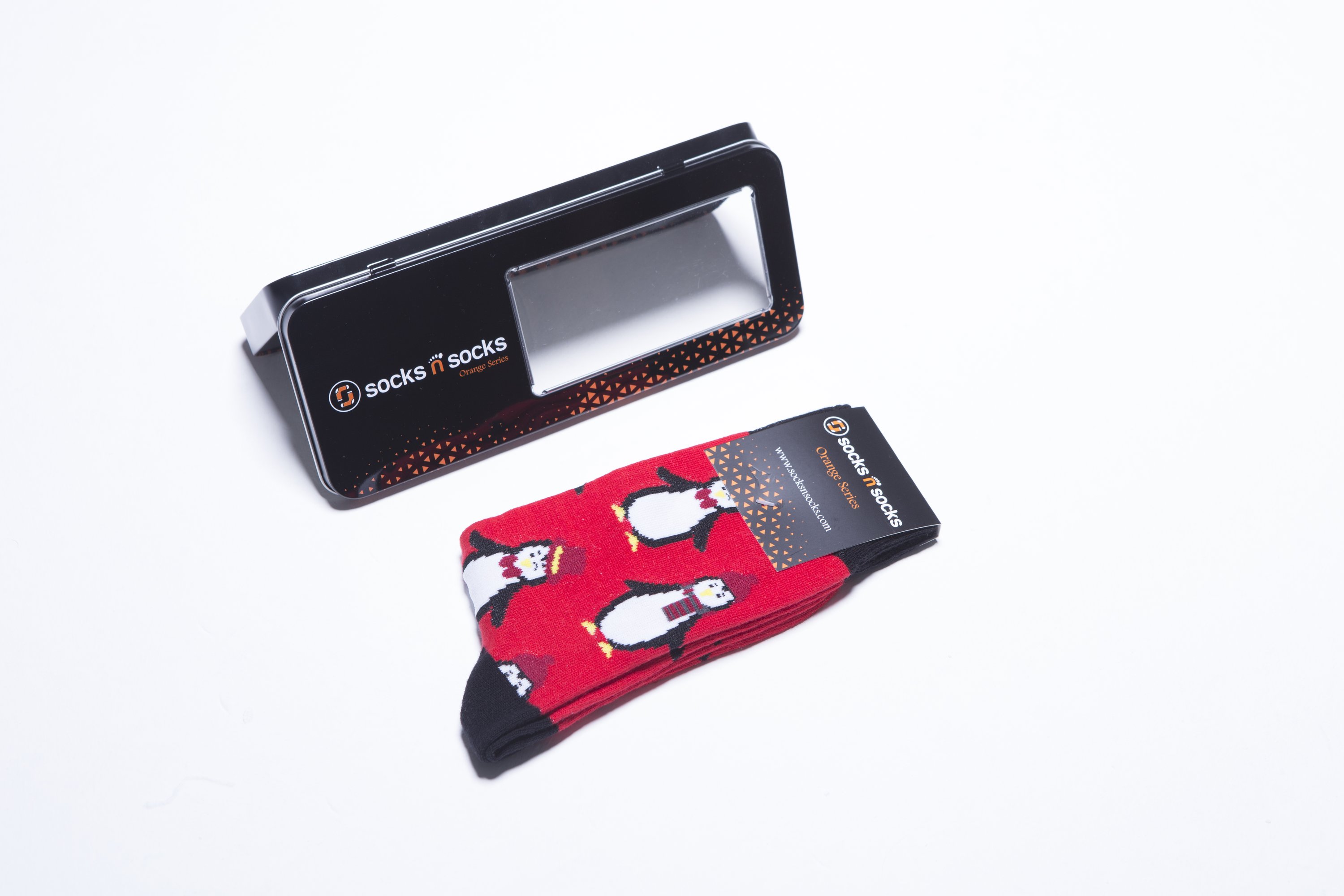 Men's Christmas socks featuring a playful penguin design, made from soft combed cotton.