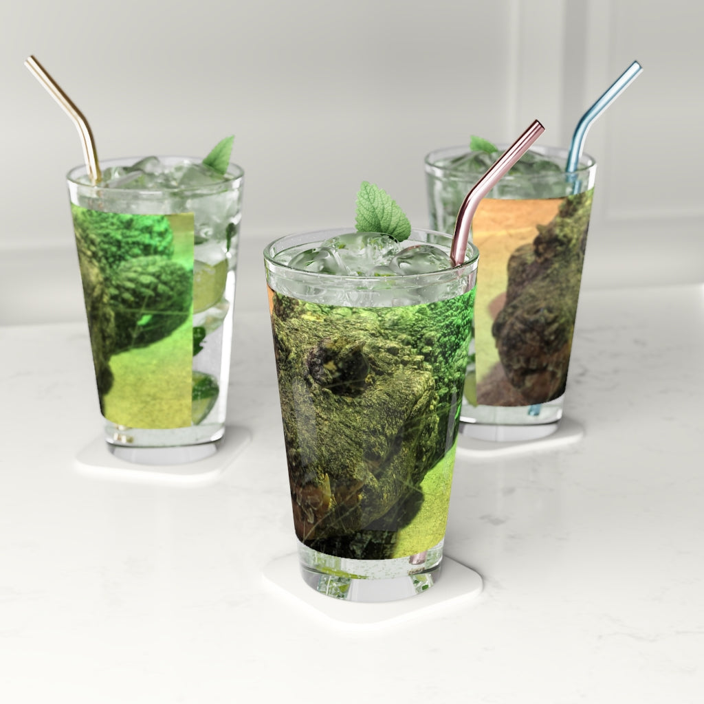 Crocodile Pint Glass, 16oz, clear glass with custom design options, perfect for beverages.