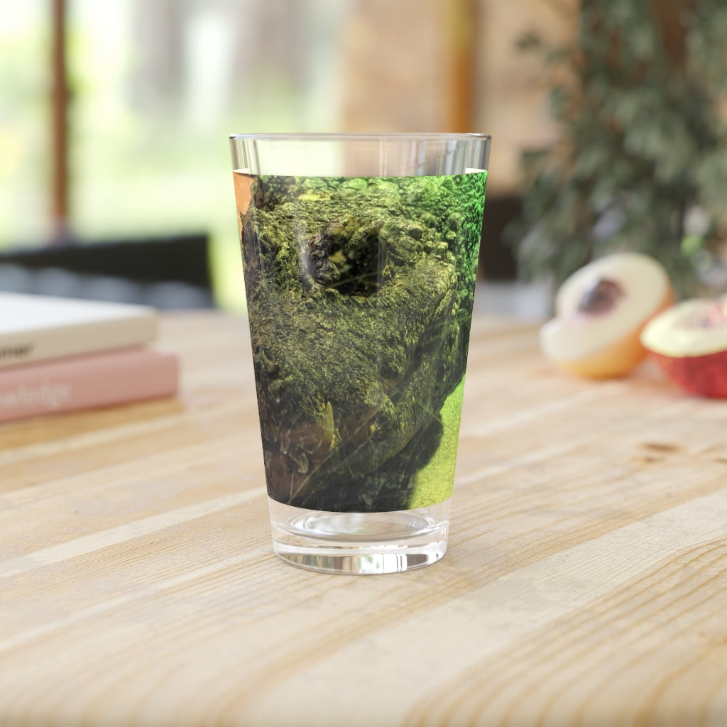 Crocodile Pint Glass, 16oz, clear glass with custom design options, perfect for beverages.