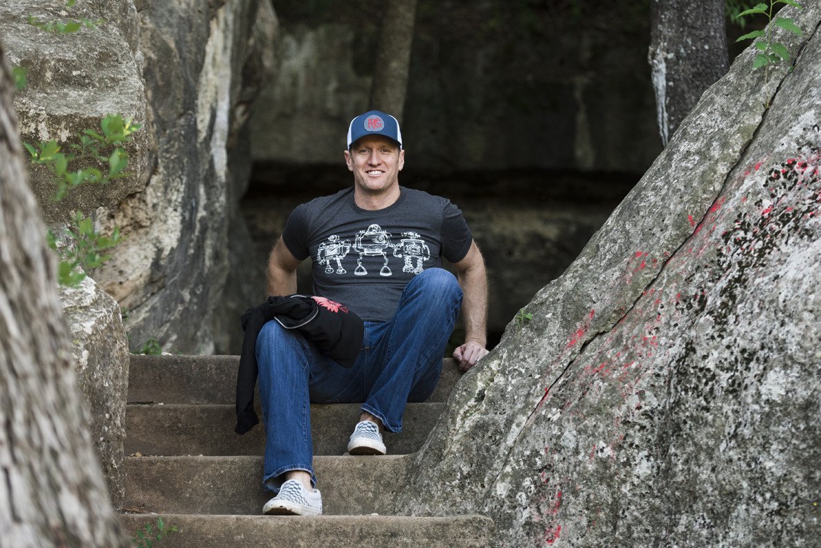 Robot Horizon Heather Black T-Shirt featuring retro robot design in white ink on a soft black fabric.