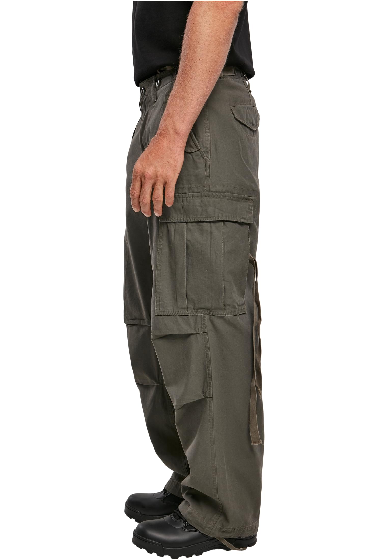 M65 Vintage Cargo Pants in a stylish urban setting, showcasing their comfortable fit and adjustable drawstrings.