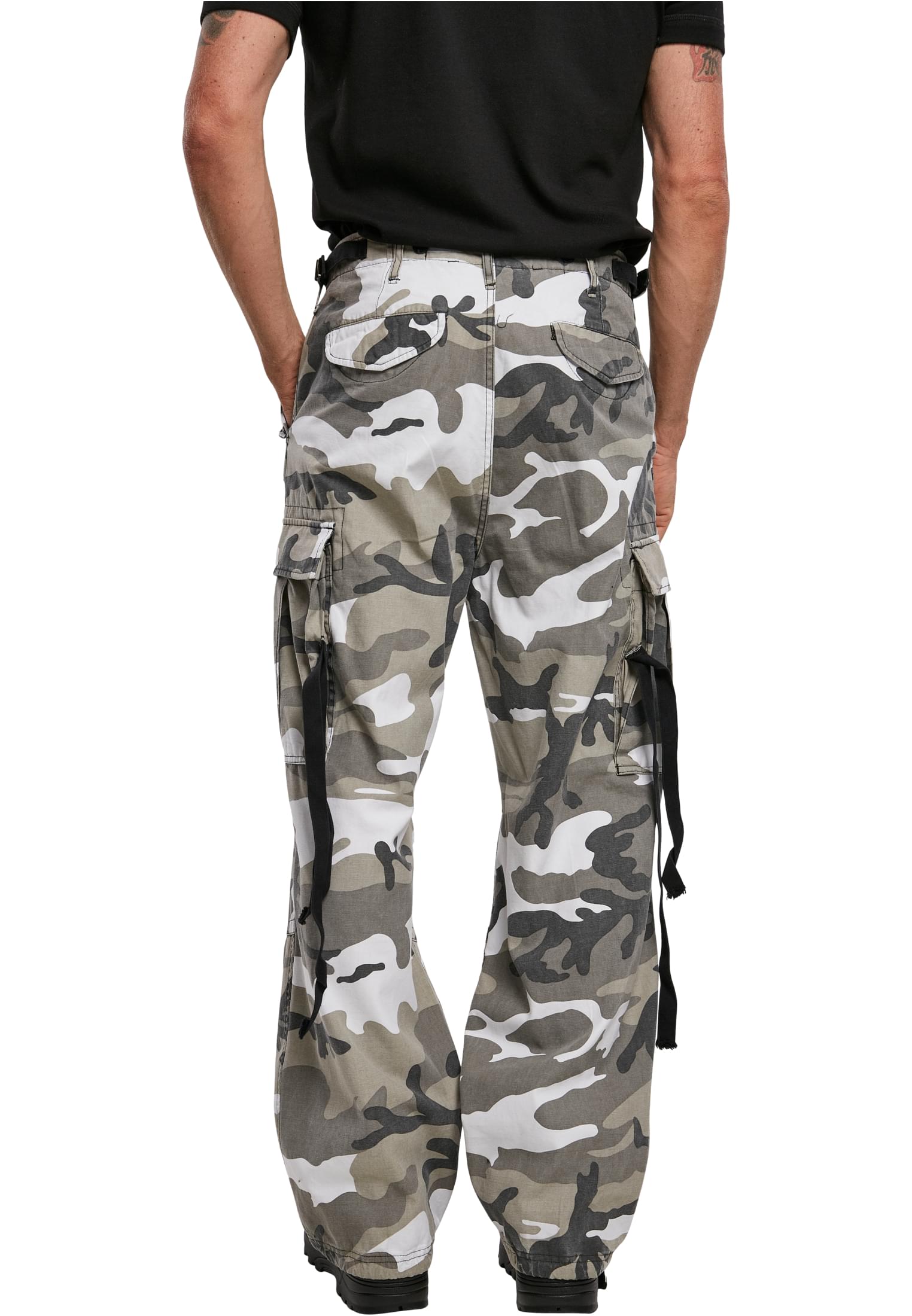 M65 Vintage Cargo Pants in a stylish urban setting, showcasing their comfortable fit and adjustable drawstrings.