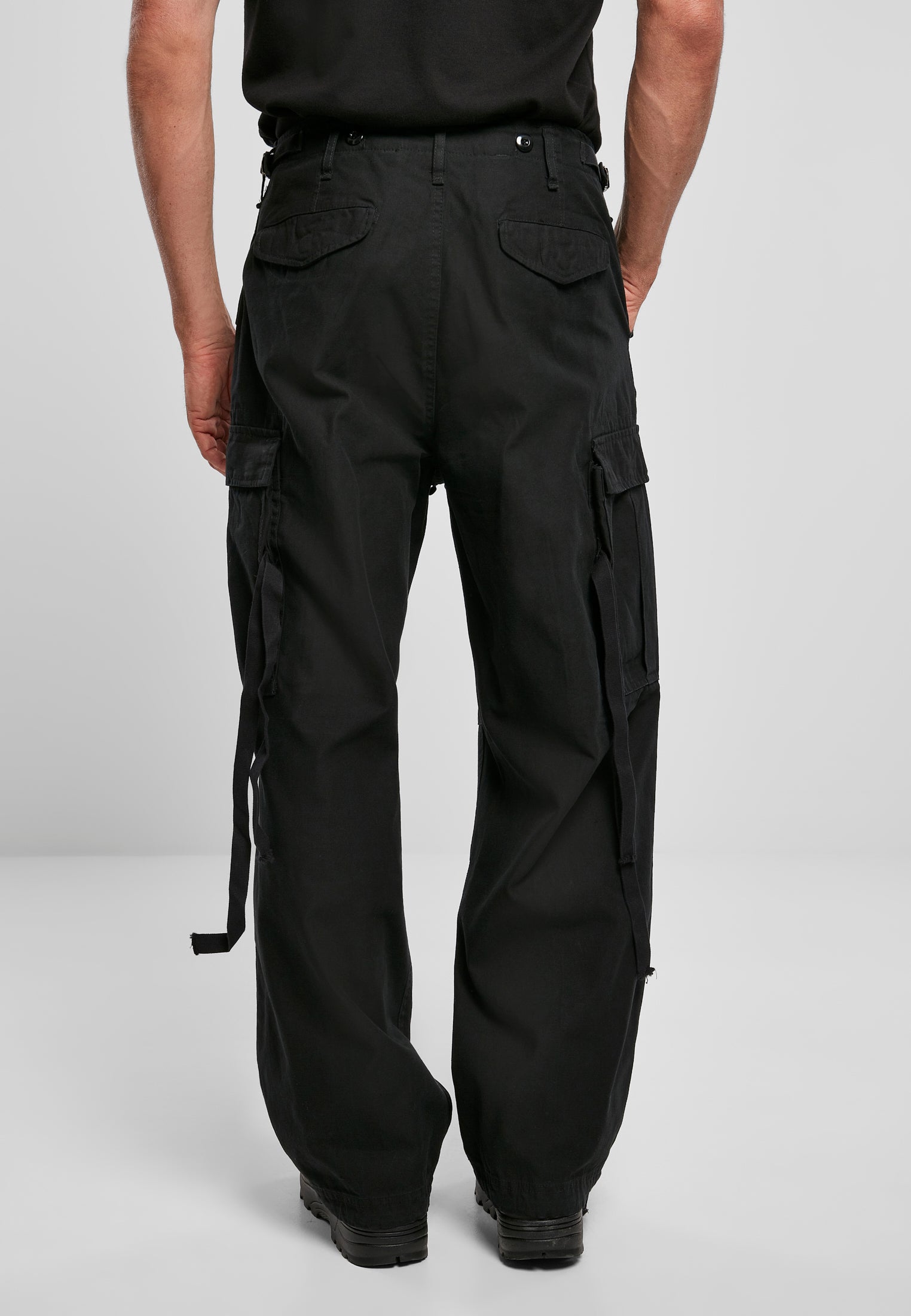 M65 Vintage Cargo Pants in a stylish urban setting, showcasing their comfortable fit and adjustable drawstrings.