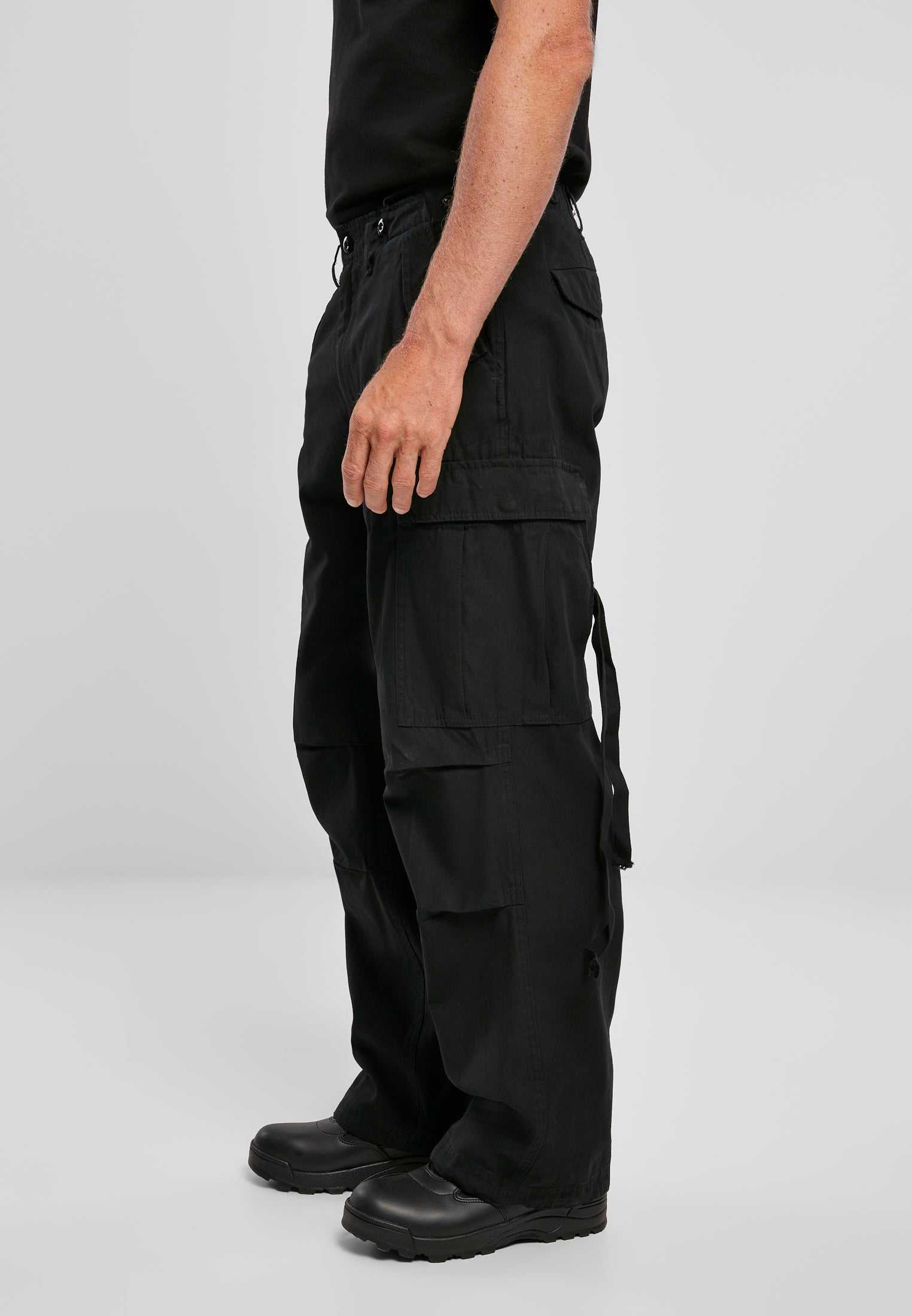M65 Vintage Cargo Pants in a stylish urban setting, showcasing their comfortable fit and adjustable drawstrings.