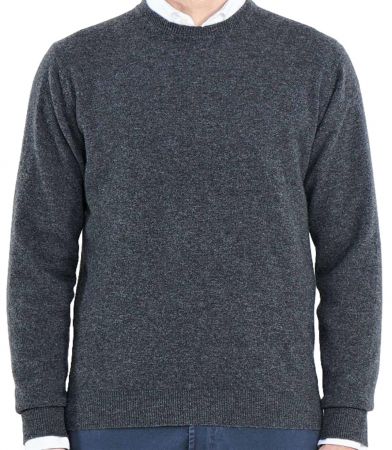 Maglia uomo girocollo in cashmere rigenerato, elegante e sostenibile, realizzata in Italia con materiali riciclati.