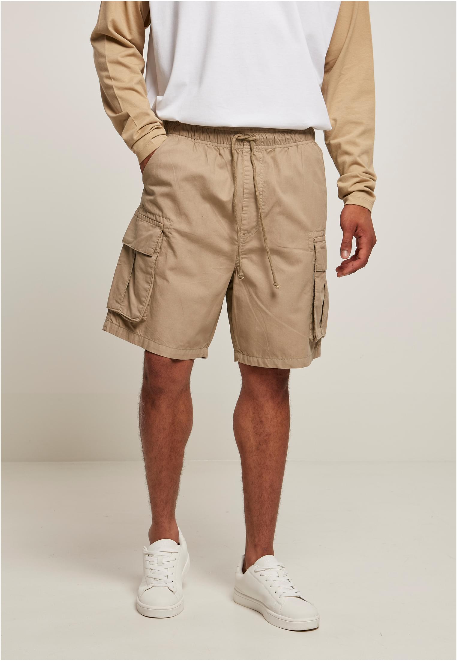 Men's short cargo shorts in cotton twill with six pockets, elastic waistband, and sporty design.