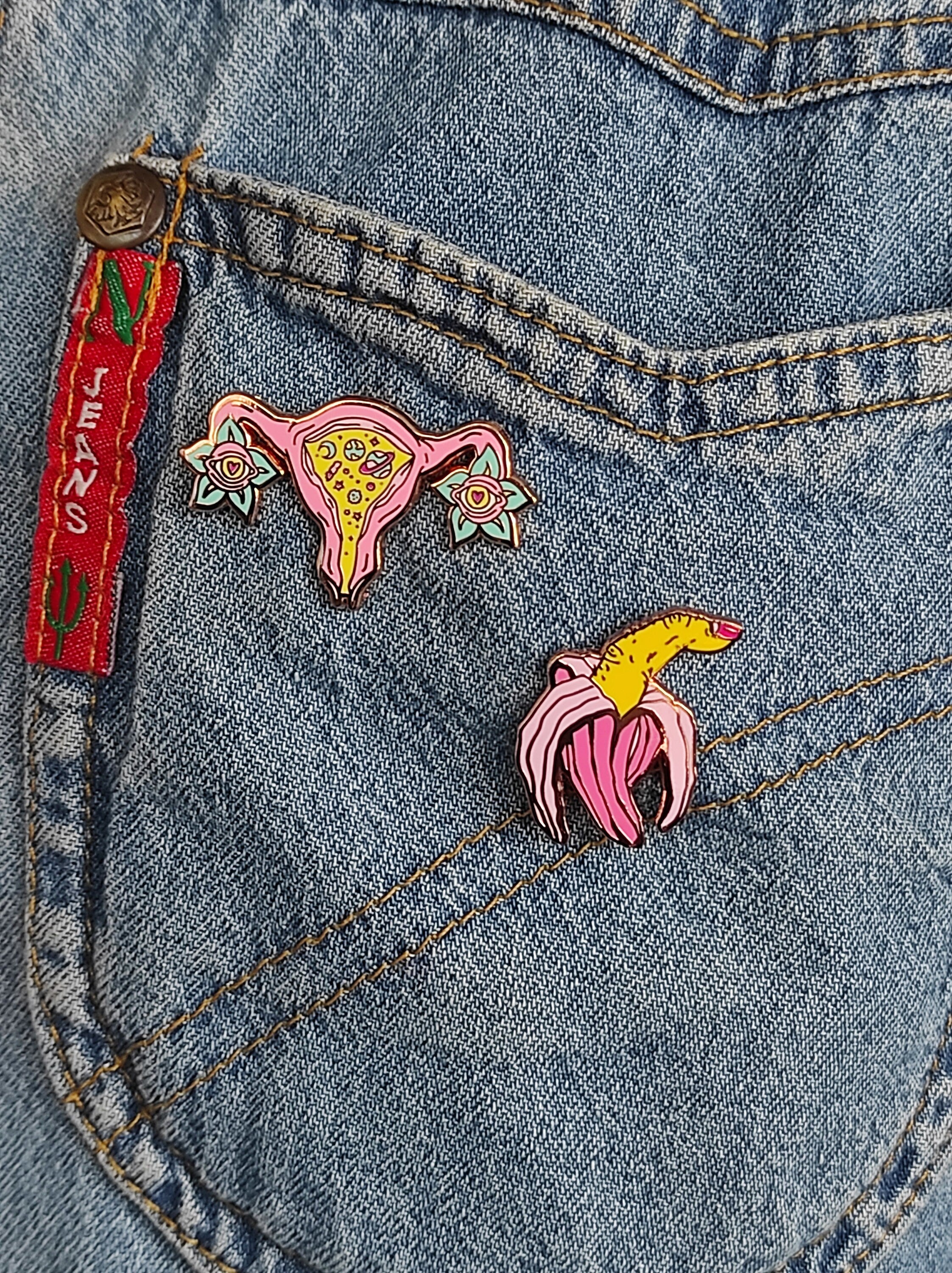 A stylish Finger Banana pin featuring a playful design in rose gold metal with three enamel colors, measuring approximately 30 mm.